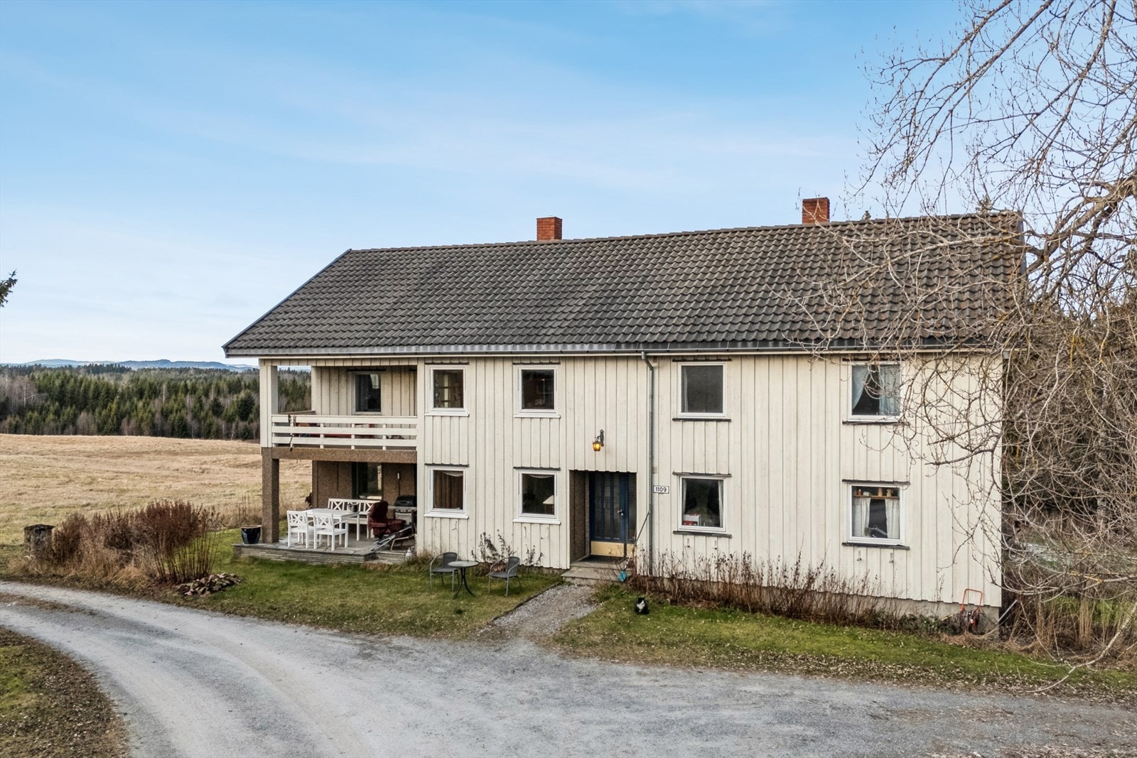 Fasade våningshus ut mot gårdstunet Galleribilde