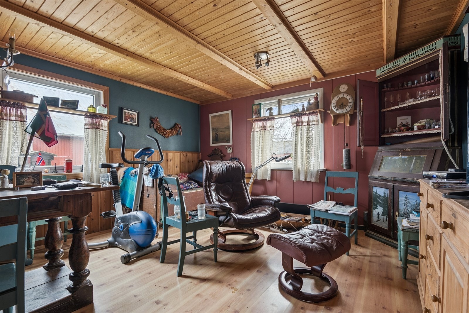 Spisestue/dagligstue, del av kjøkkenrommet i våningshuset Galleribilde