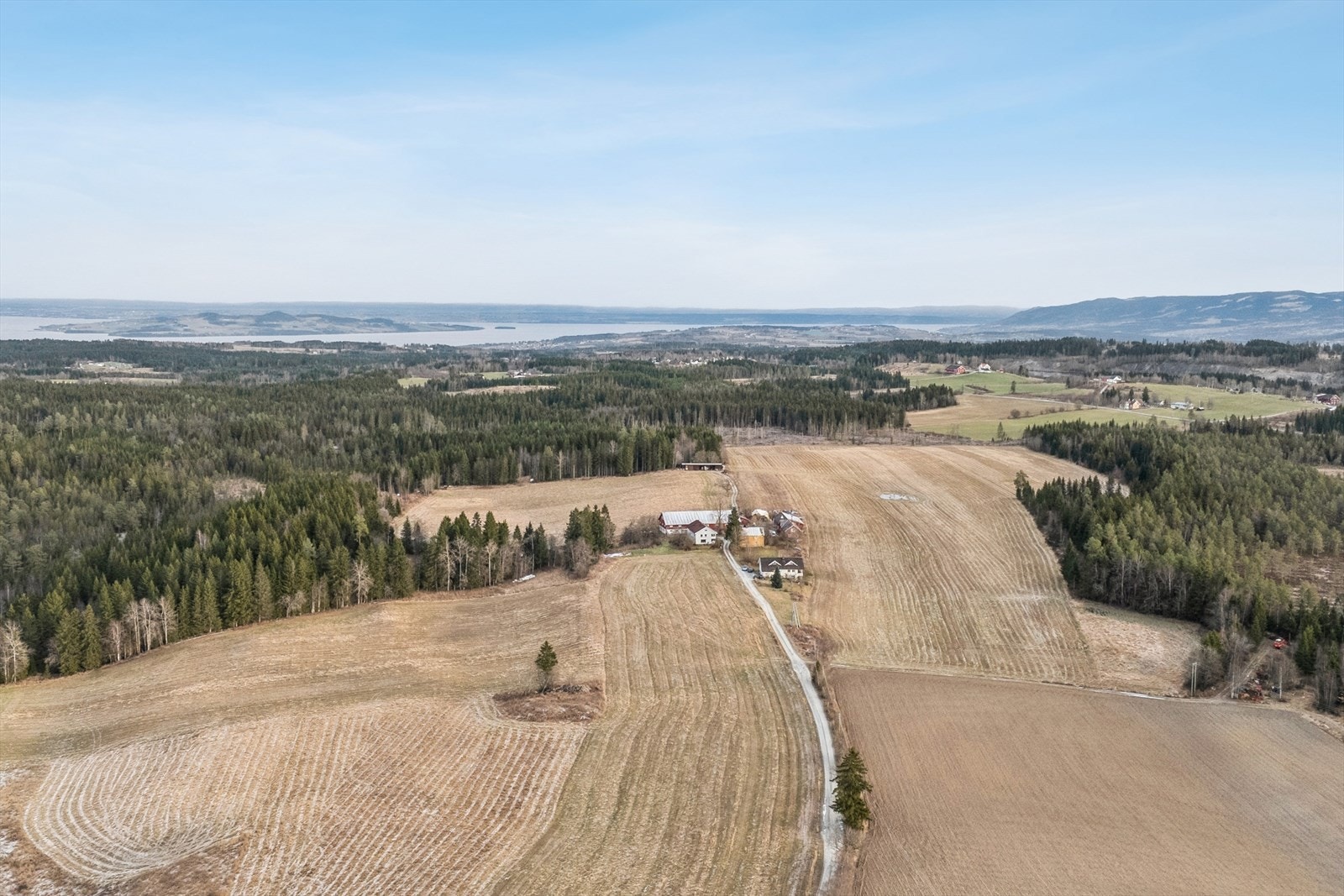 Oversiktsbilde fra vest, og der mesteparten av dyrket mark på bildet tilhører eiendommen Galleribilde