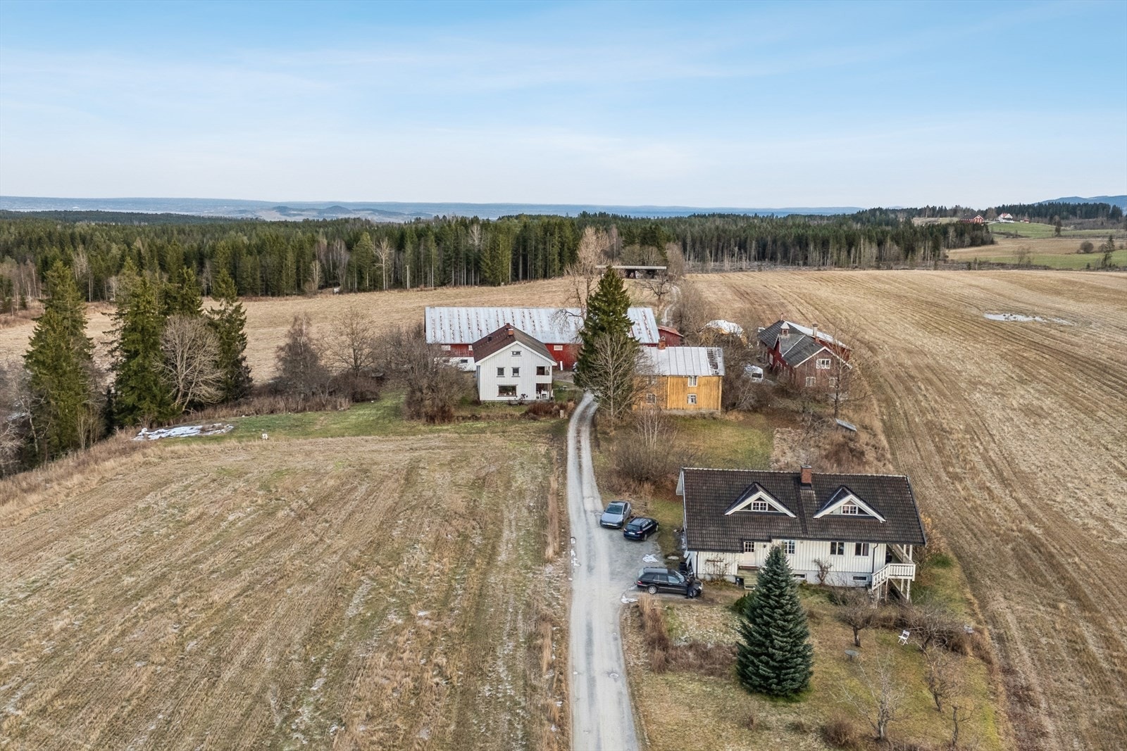 Innkjøringen til gårdstunet med kårboligen i forgrunnen Galleribilde