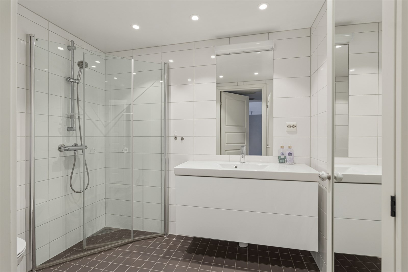 Flislagt bedarom med innredning med servant, vegghengt wc og dusj med vegger. Badet fra 2016 er utstyrt med innebygget sisterne og har vannbåren varme i gulvet. Galleribilde