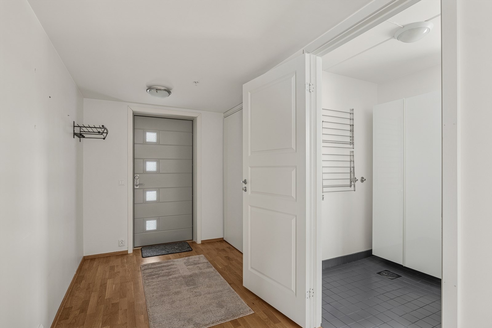 Her ønskes man velkommen inn i en innbydende og romslig entré. Galleribilde