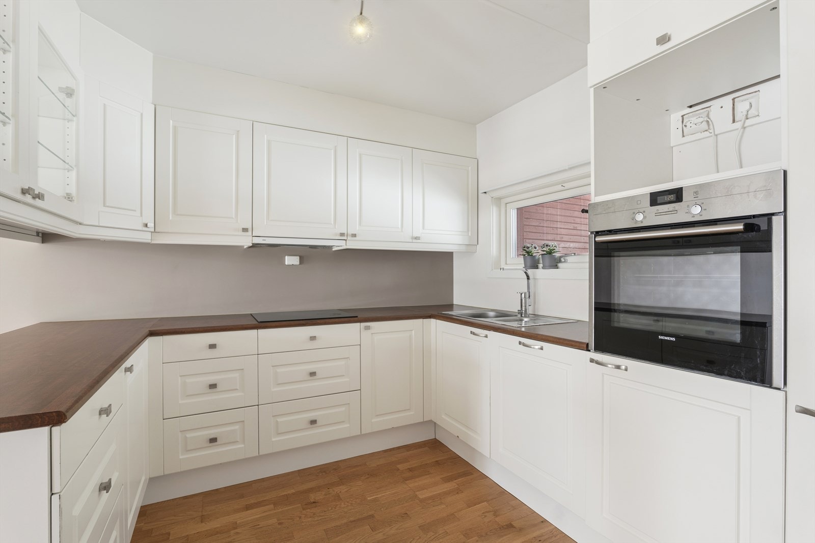 Kjøkkenet fra 2016 er i en åpen løsning mot stuen og har en innredning med folierte skrog og fronter. Galleribilde