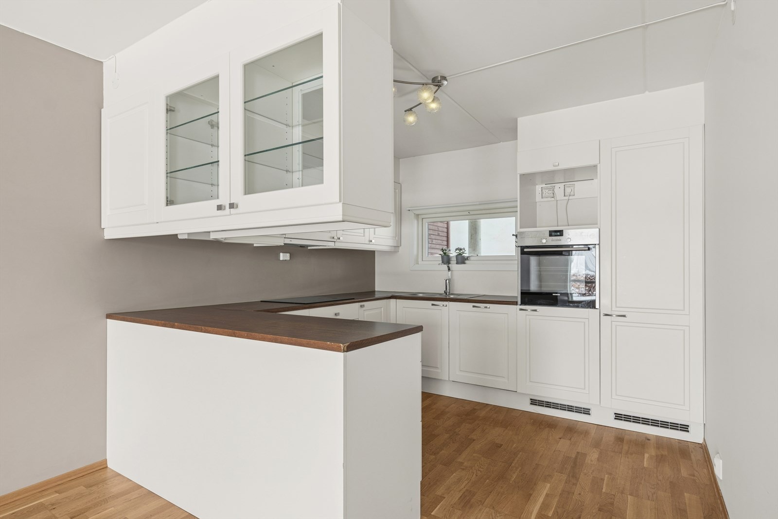 Kjøkkenet er utstyrt med integrert koketopp, stekeovn, oppvaskmaskin, fryseskap og kjøleskap. Galleribilde