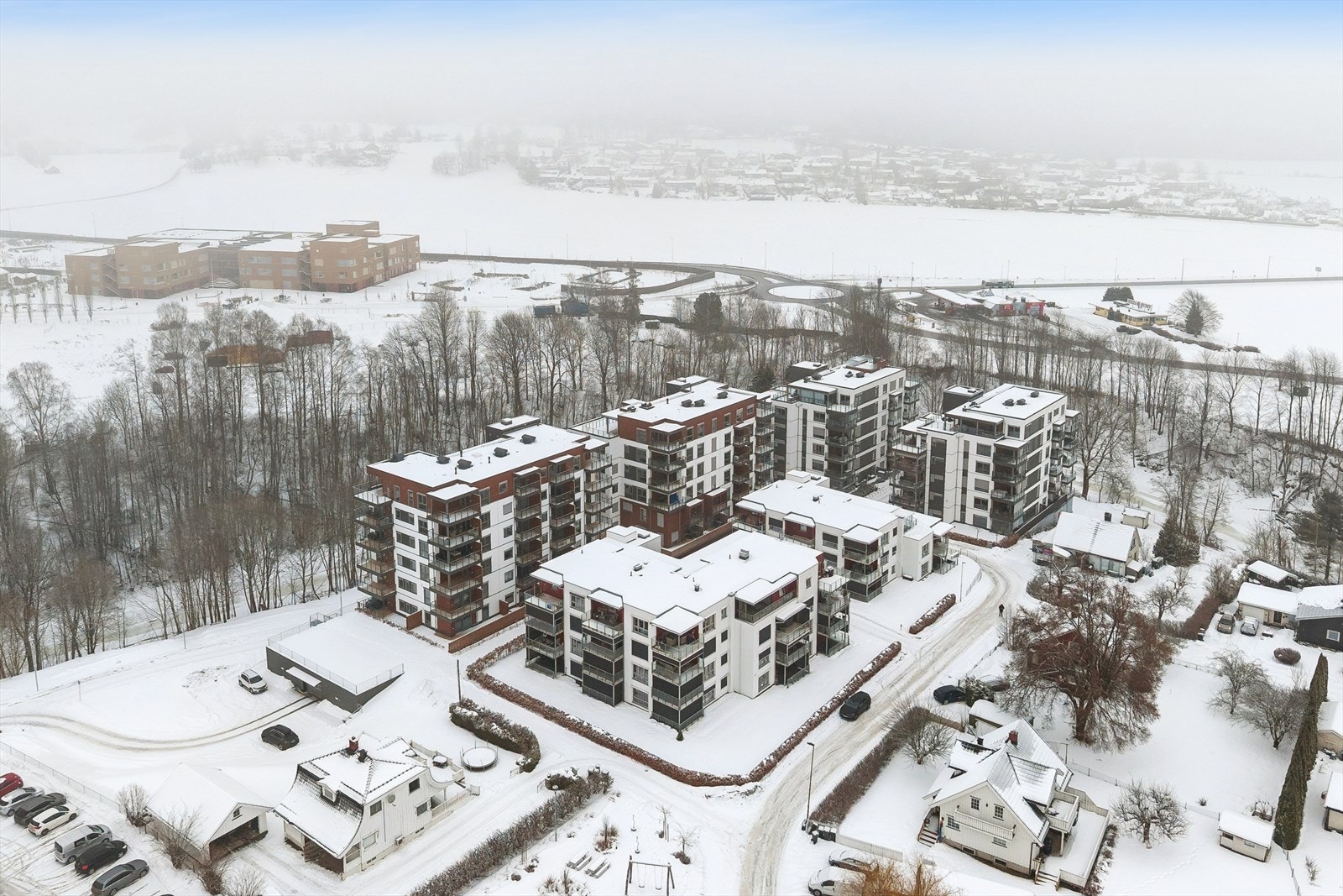 Sameiet Wingejordet 9 - 11. Alt i alt er Sande et trygt og godt boligområde i naturskjønne omgivelser. Her vil en lett finne seg til rette og trives. Galleribilde