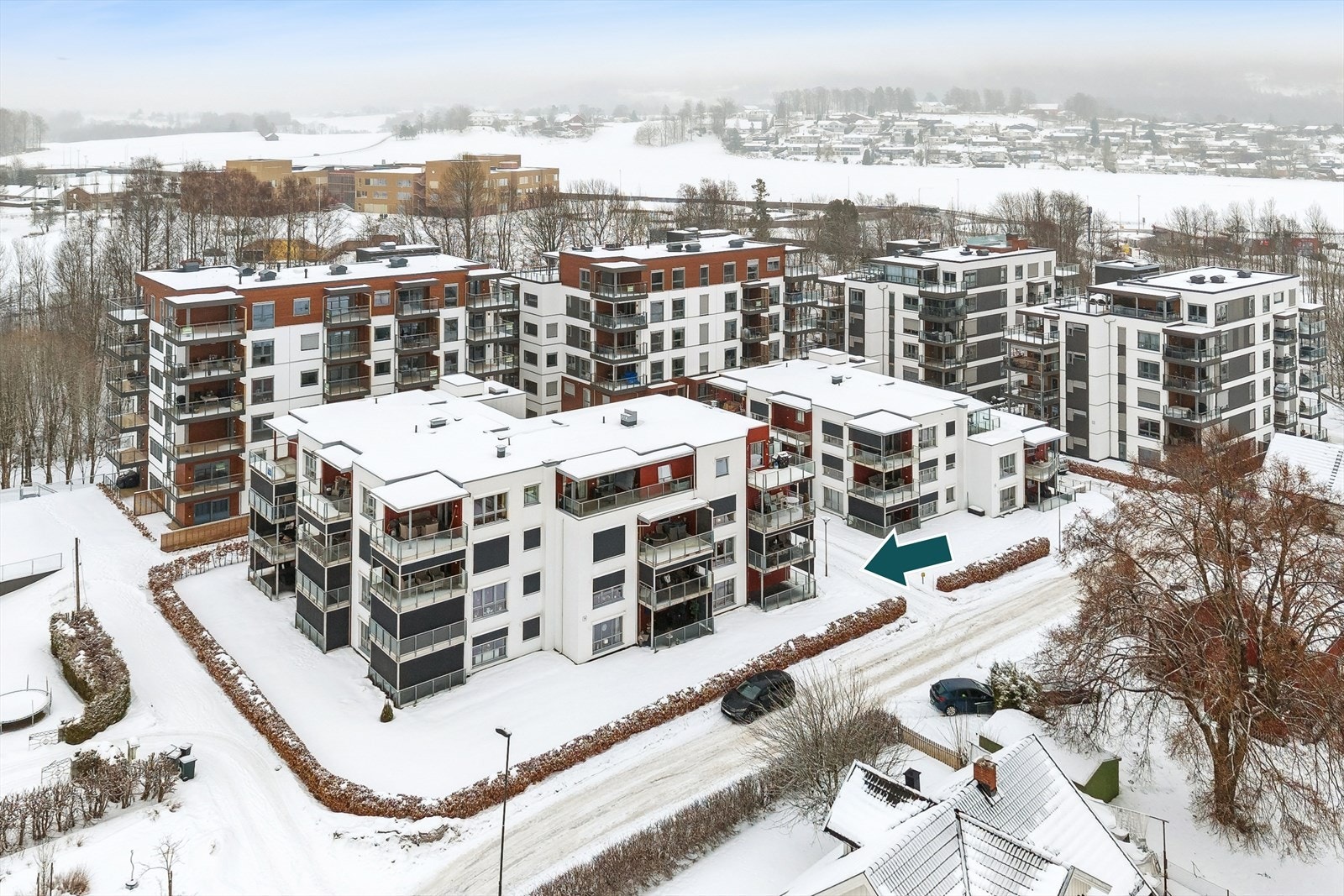 Leilighet i et attraktiv område midt i hjertet av Sande sentrum. Her finner man et stort utvalg av forretninger, post og caféer/restauranter. Galleribilde