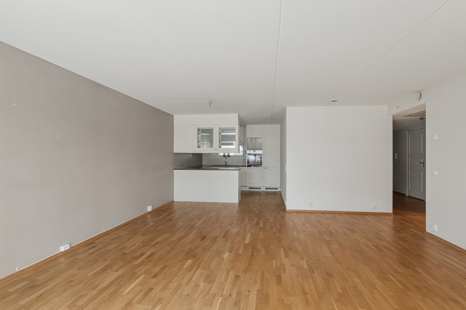 Leilighet med en lys, praktisk og åpen planløsning mellom stue og kjøkken. Her kan du bo for kr. 3 347,- pr. mnd. i felleskostnader. Galleribilde