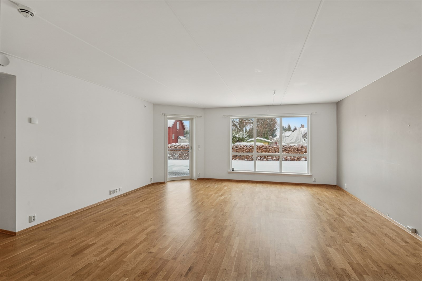 Herlig og romslig stue med store vindusflater som slipper inn mye naturlig lys. Stuens gode størrelse gir deg flere alternativer mtp møblering. (Se vedlagte illustrasjonsbilder i salgsoppgaven). Galleribilde