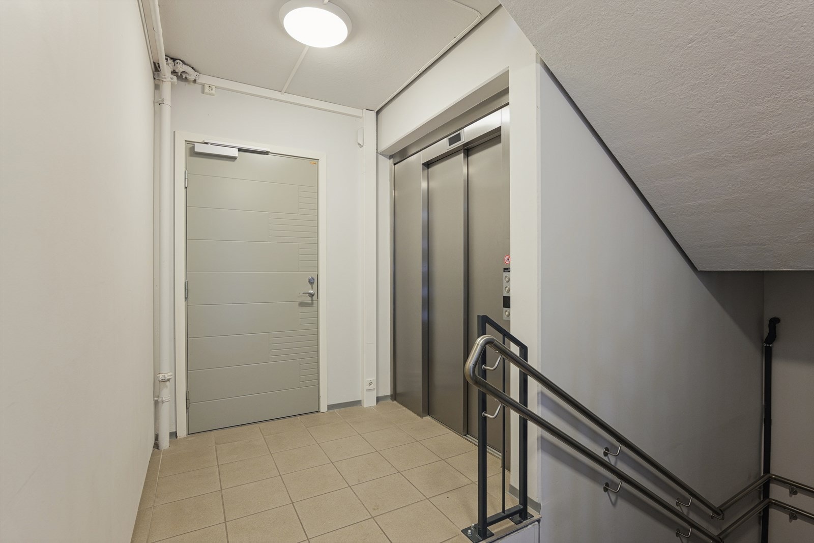 Enkel og trygg adkomst via heis til garasjekjeller. Galleribilde