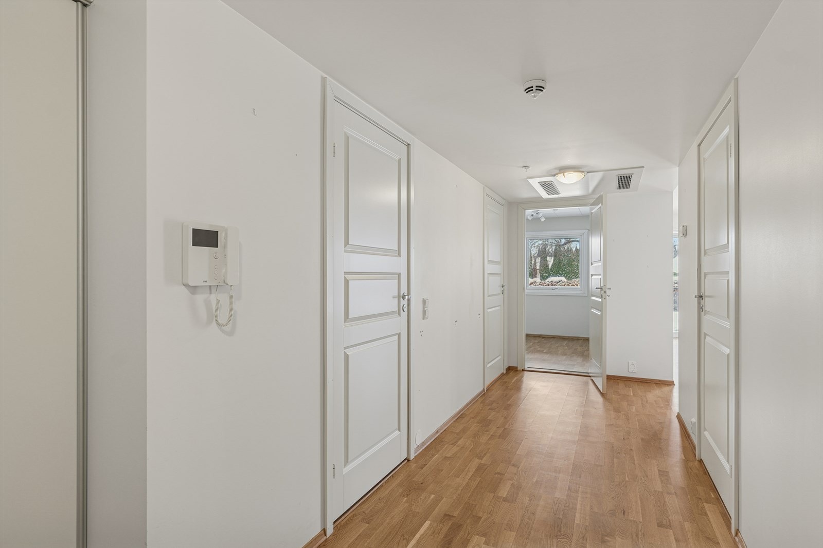 Innenfor hoveddøren gir entreen et meget godt førsteinntrykk, og som får deg til å følge deg hjemme fra første stund. Callinganlegg. Galleribilde