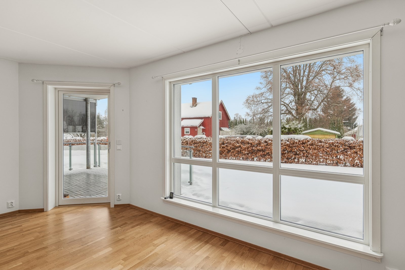 Fra stuen med utgang til en herlig og solrik terrasse med god plass til ønsket utvendig møblement. Galleribilde