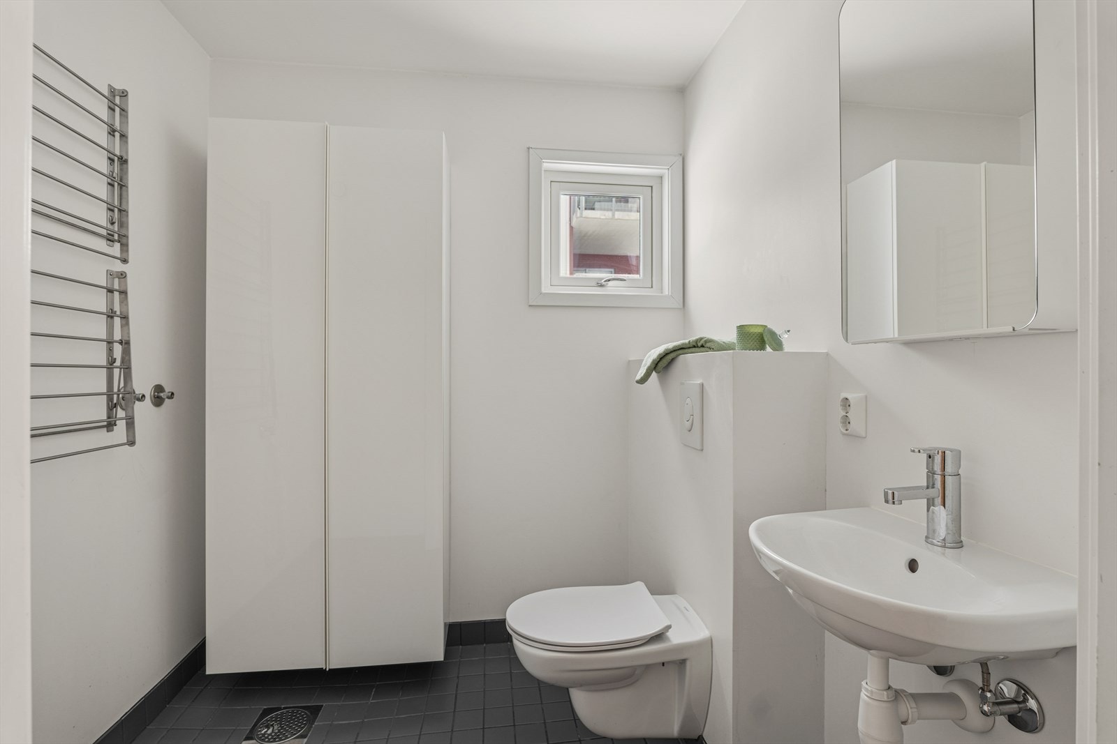 Vaskerom/wc fra 2016 med gulv av betong med flislagt overflate. Vannbåren varme i gulv. Rommet inneholder servant, vegghengt wc og opplegg for vaskemaskin. Galleribilde