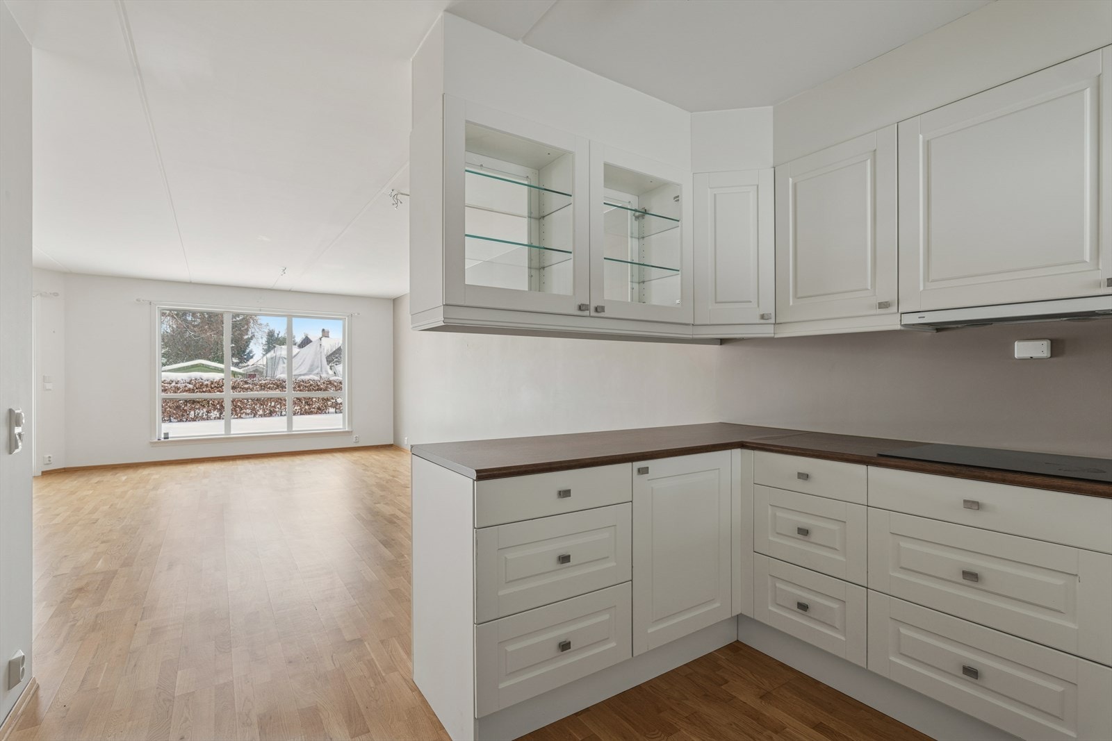 Lys og luftig planløsning der kjøkken og stue flyter sømløst sammen. En praktisk og innbydende sone for både hverdagsliv og sosiale sammenkomster. Galleribilde