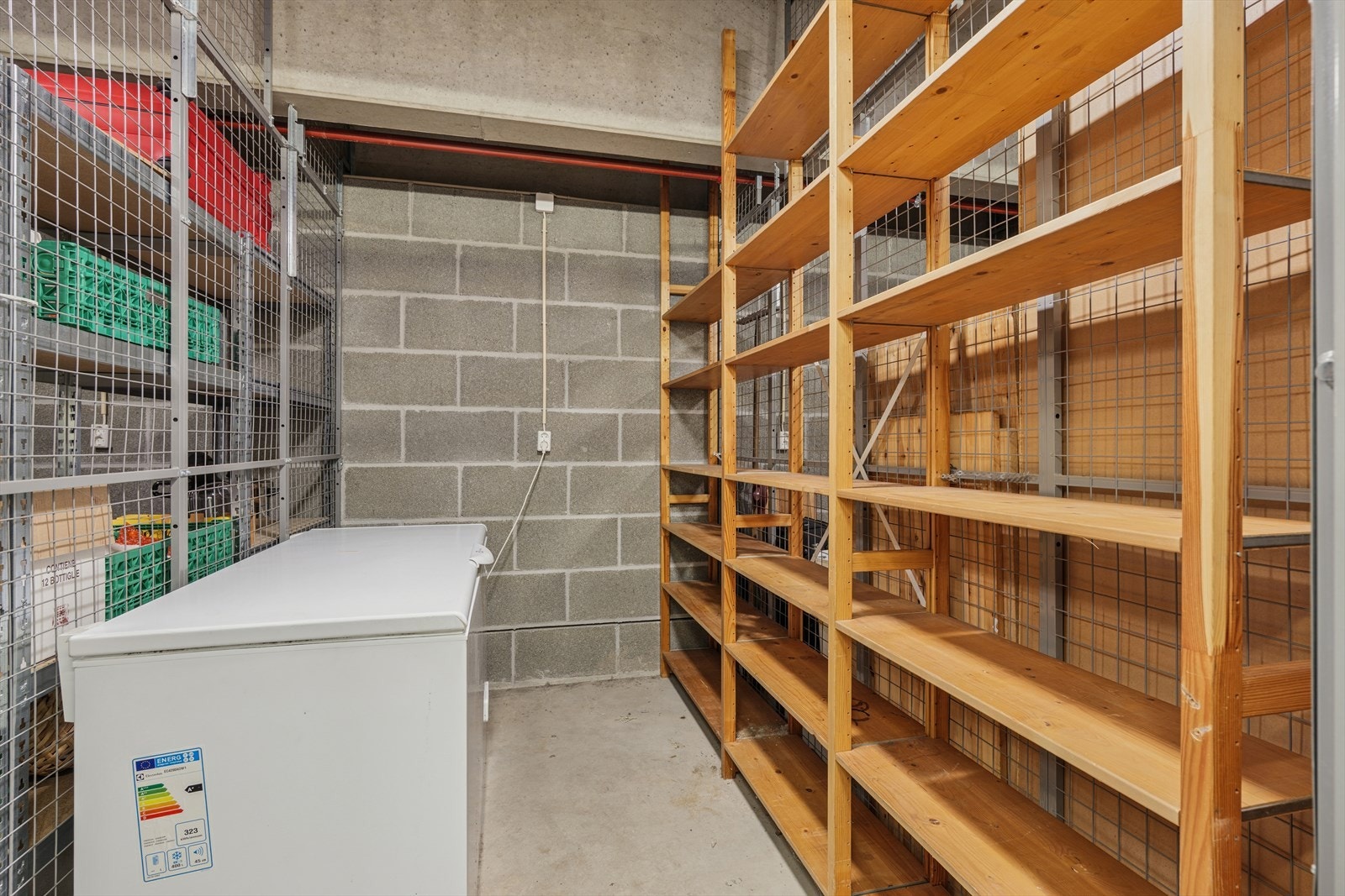 Kjellerbod med god hylleplass for lagring. Galleribilde