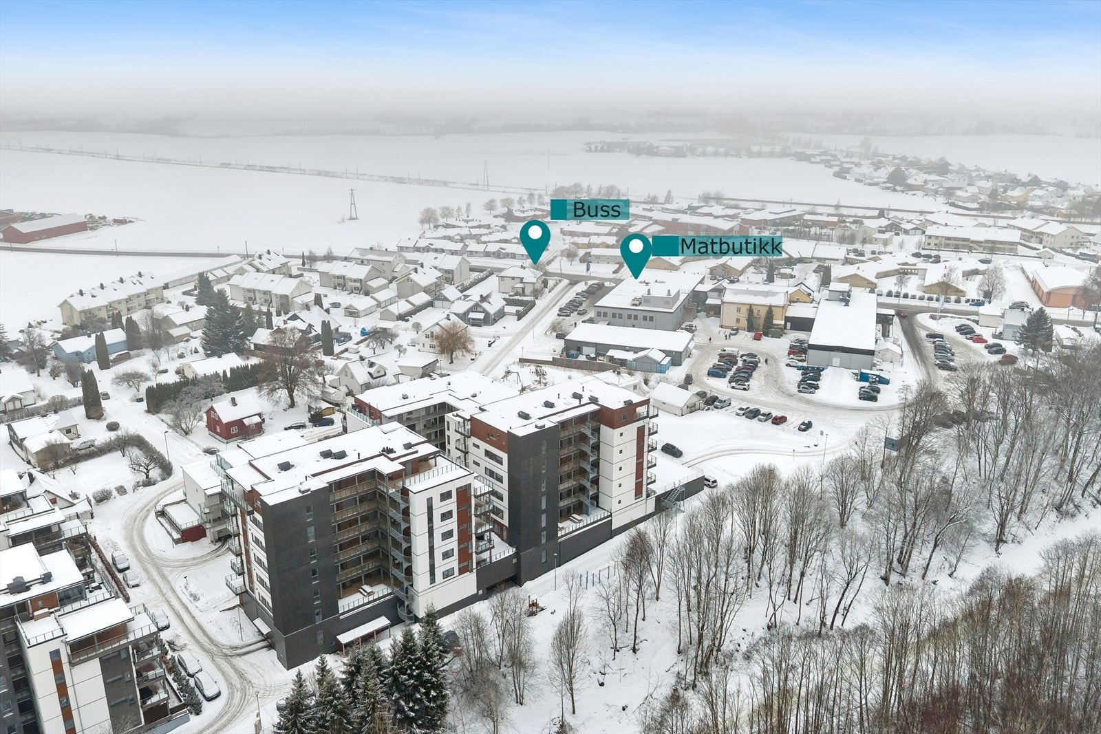 I nærområdet finner vi blant annet videregående skole, barneskole, barnehage, flerbrukshall, fotballbane, golfbane og flotte natur- og friluftslivsområder. Galleribilde