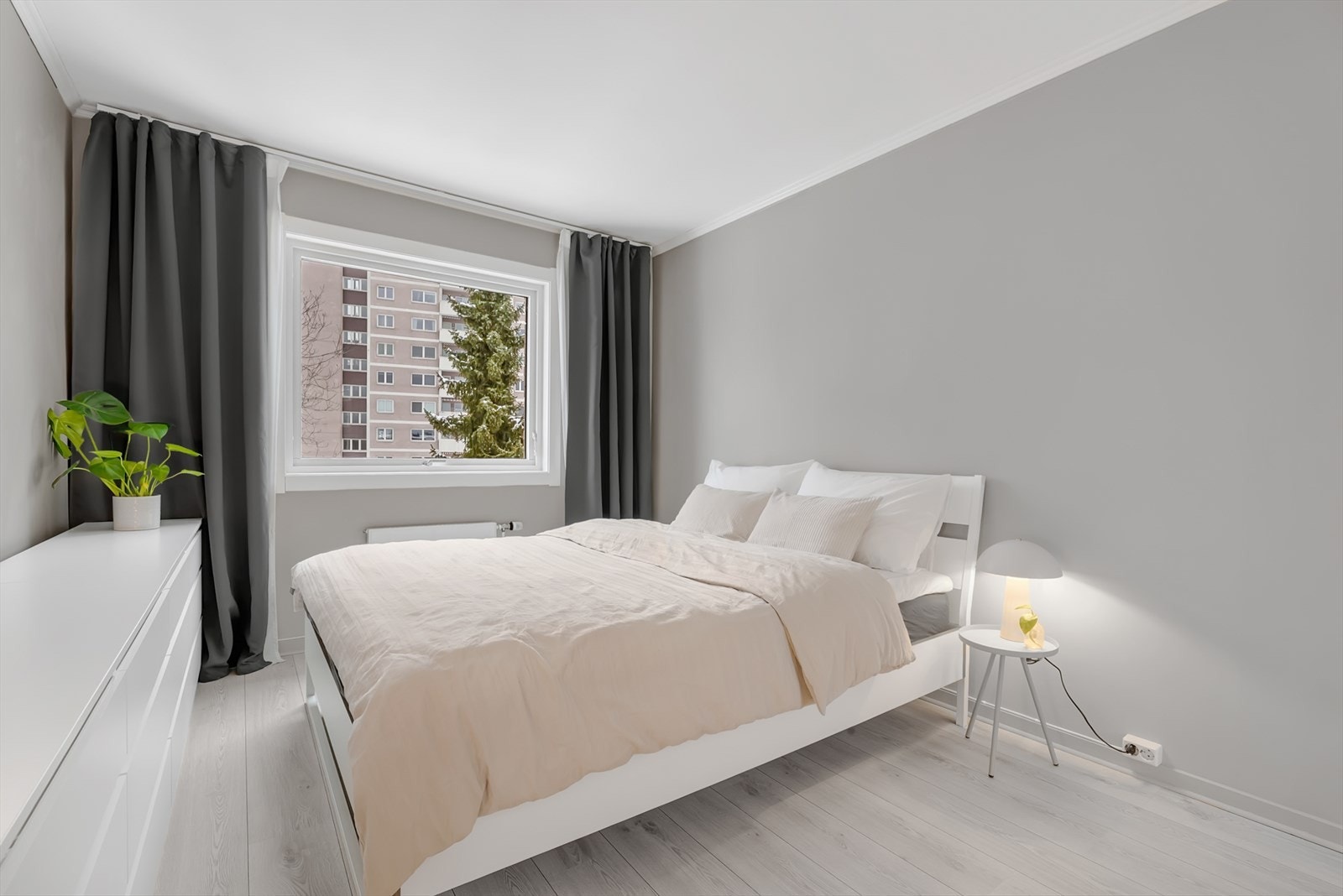 Hovedsoverommet er romslig, med overflater malt i 2020. Galleribilde