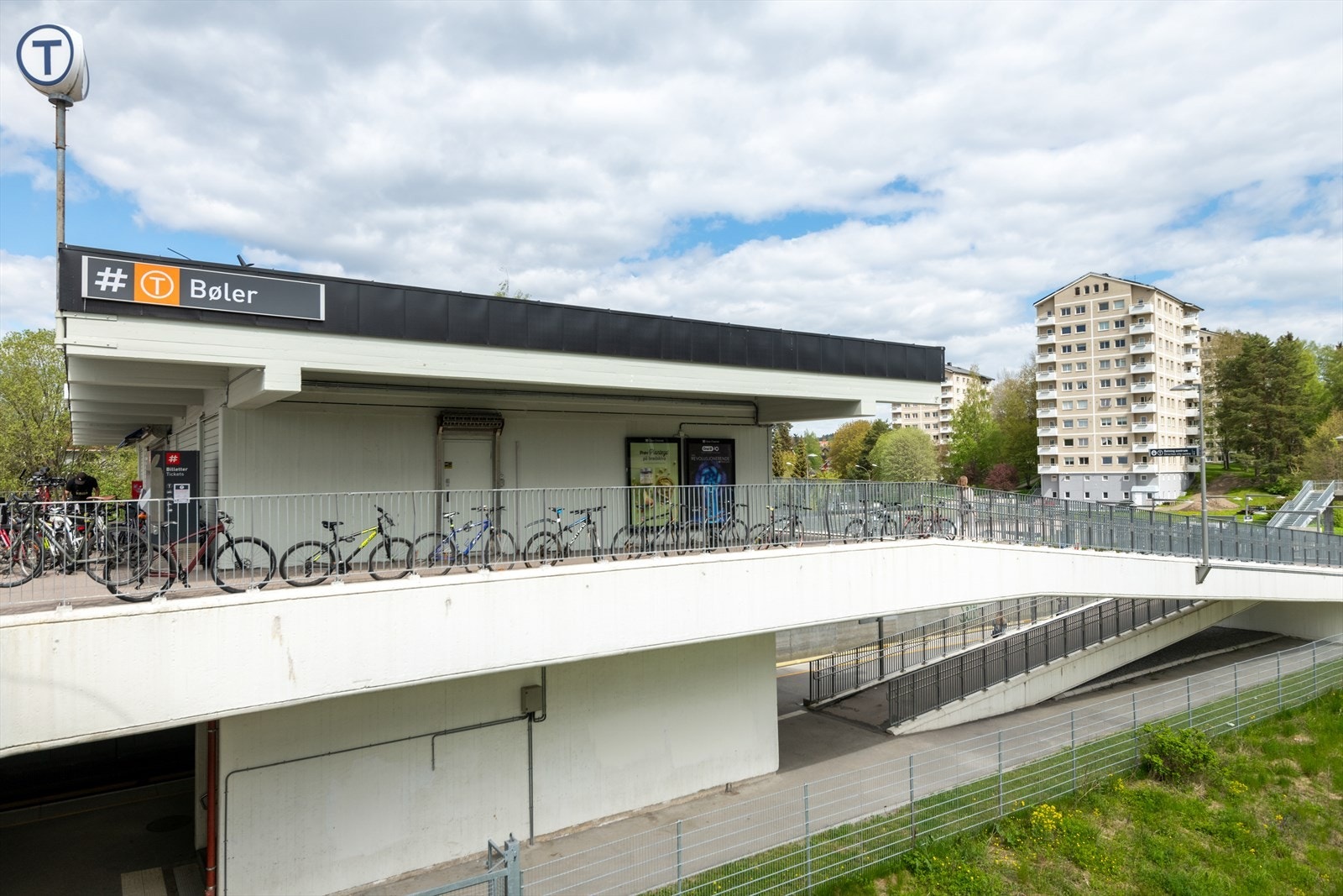 Med T-banestasjonen kun få minutters gange unna, er reisen til sentrum både rask og effektiv. Galleribilde