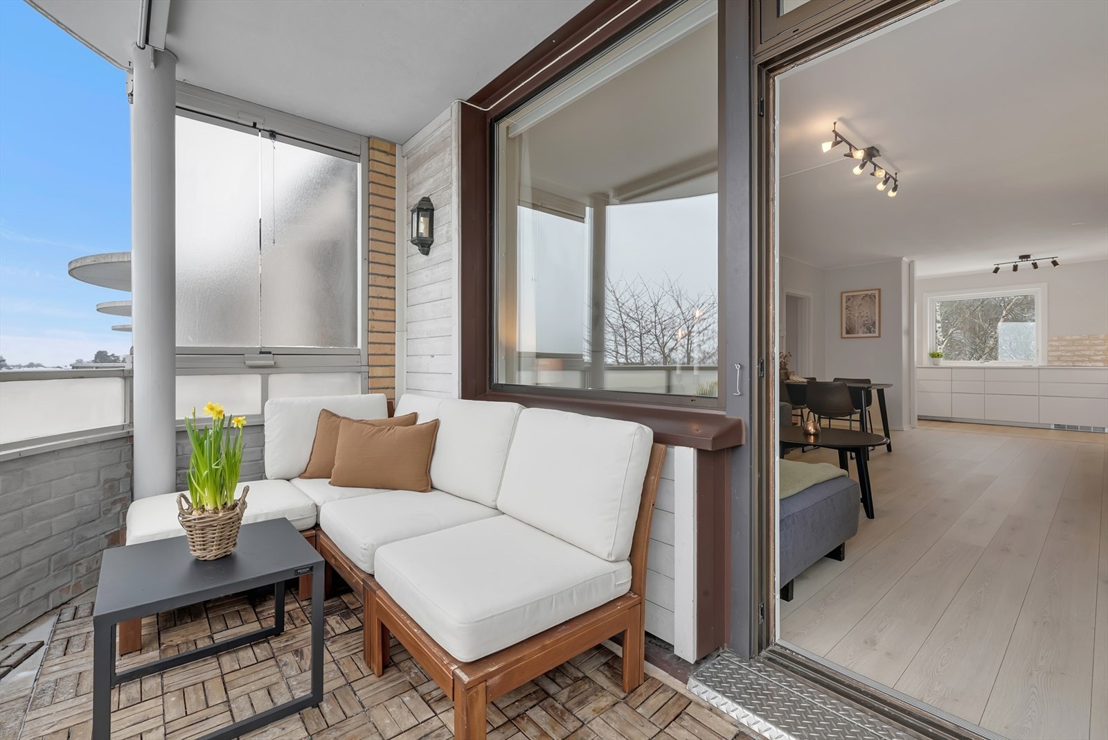 Balkongen på 7,5 m² har gode solforhold og plass til en hyggelig sittegruppe. Galleribilde