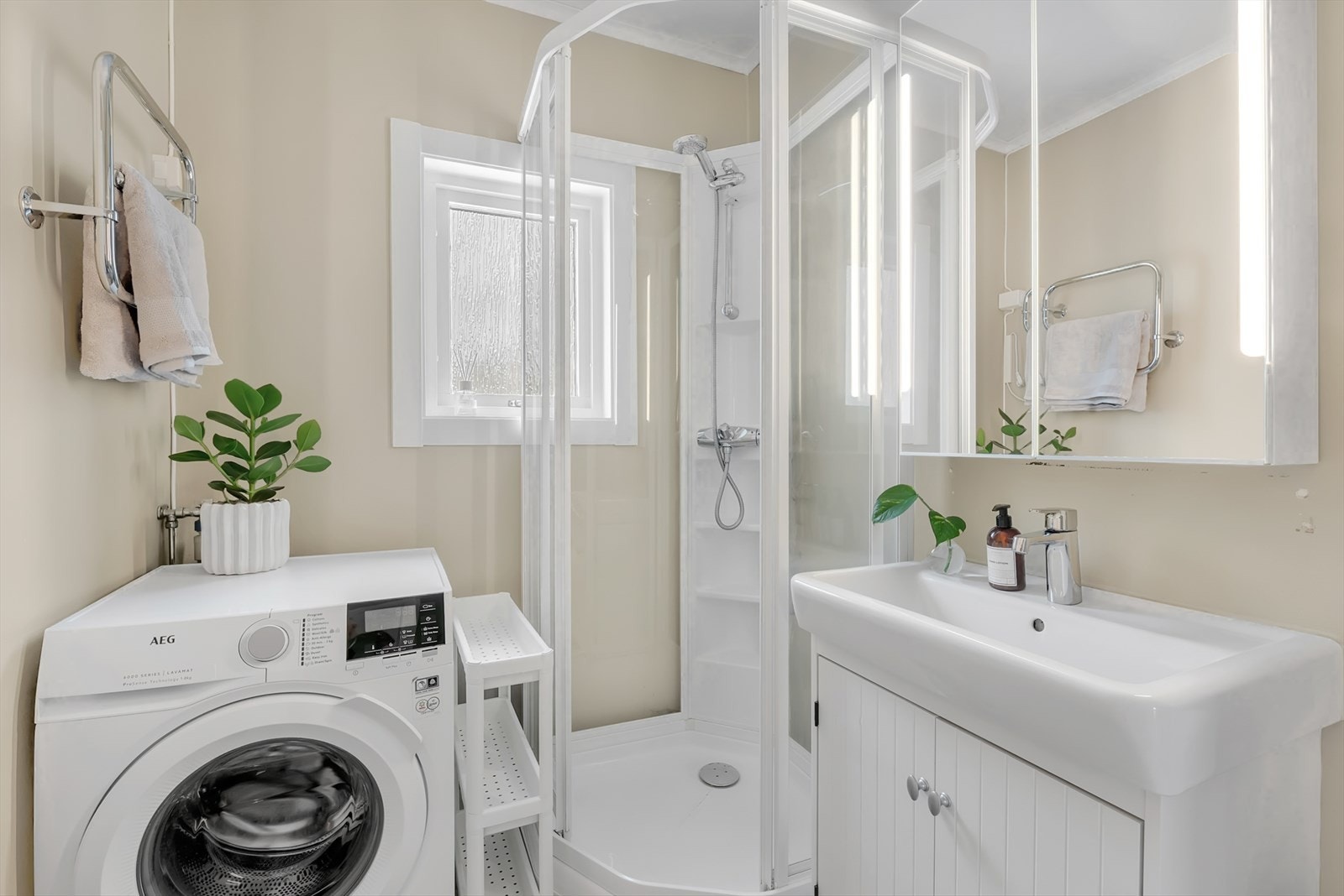 Baderomsinnredningen er fra 2018, og en elektrisk håndkletørker ble montert i 2022. Galleribilde