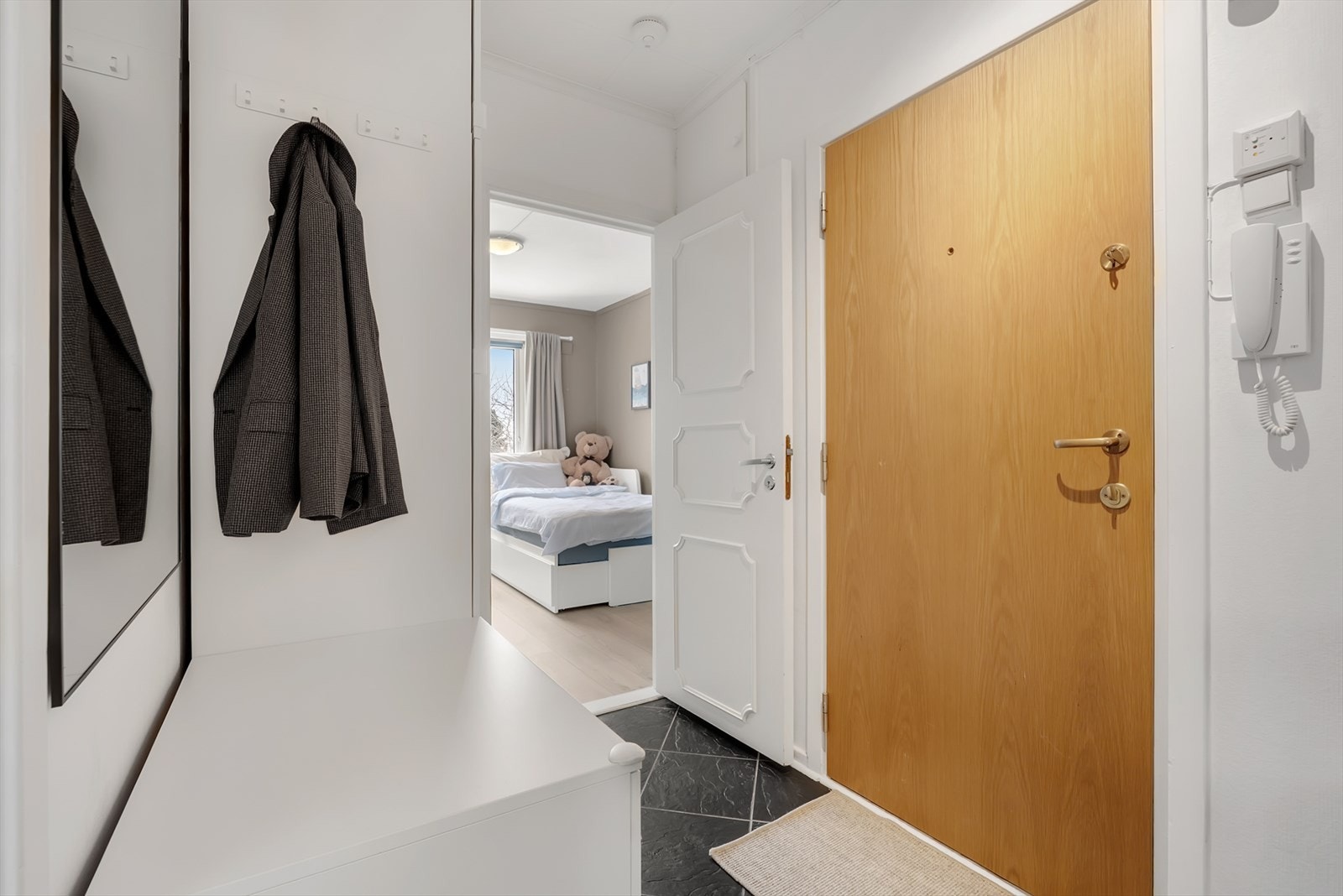 Praktisk entré med fliser på gulvet og god plass til yttertøy i skapinnredning. Galleribilde