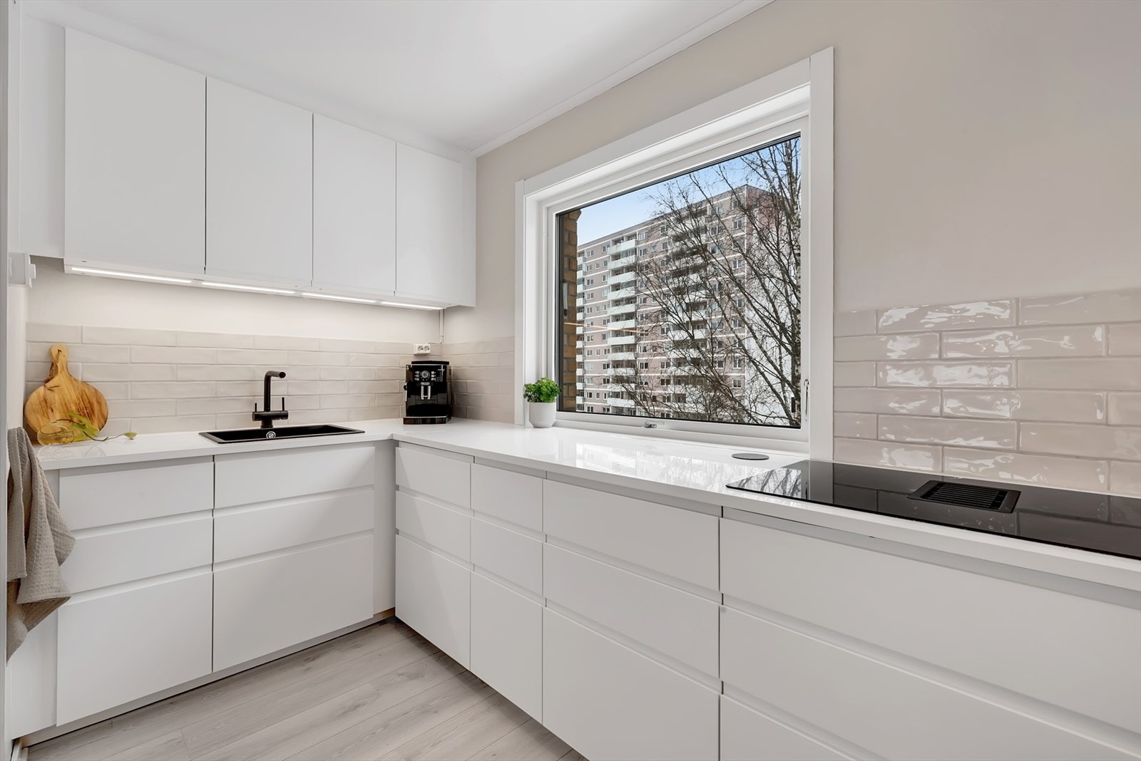 Kjøkkenet er utstyrt med induksjonstopp med integrert avtrekksventilator, stekeovn, oppvaskmaskin og kjøl-/fryseskap. Galleribilde