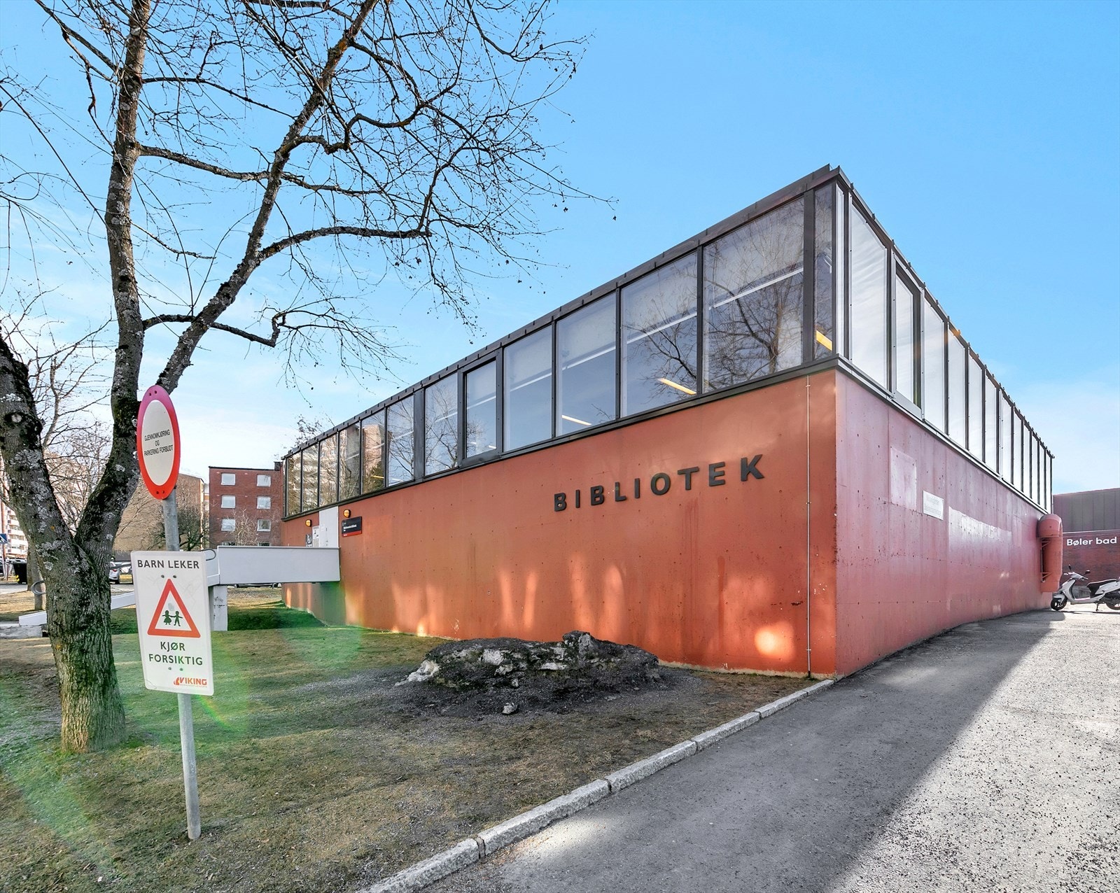 Bydelen byr på et godt servicetilbud, inkludert bibliotek, svømmehall i bakgrunnen og Bøler Senter i gangavstand. Galleribilde