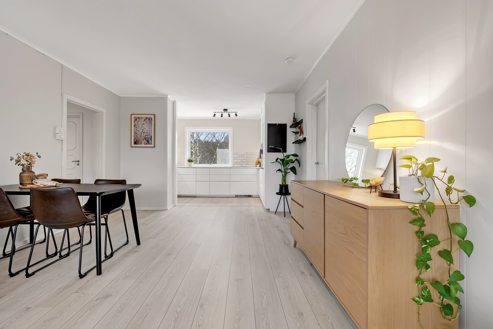 Dette er en lys og gjennomgående toppleilighet med en lys, sosial og luftig atmosfære. Galleribilde