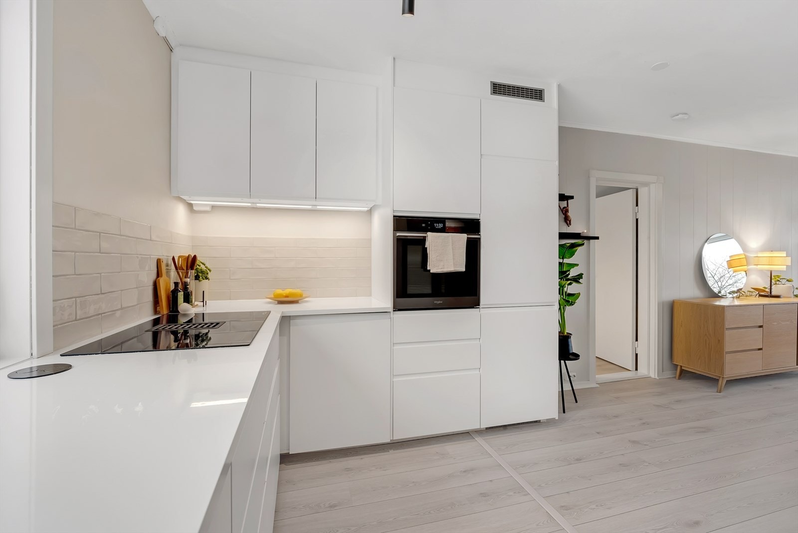 Kjøkkenet ble oppusset i 2021 med en stilren innredning og integrerte hvitevarer. Galleribilde