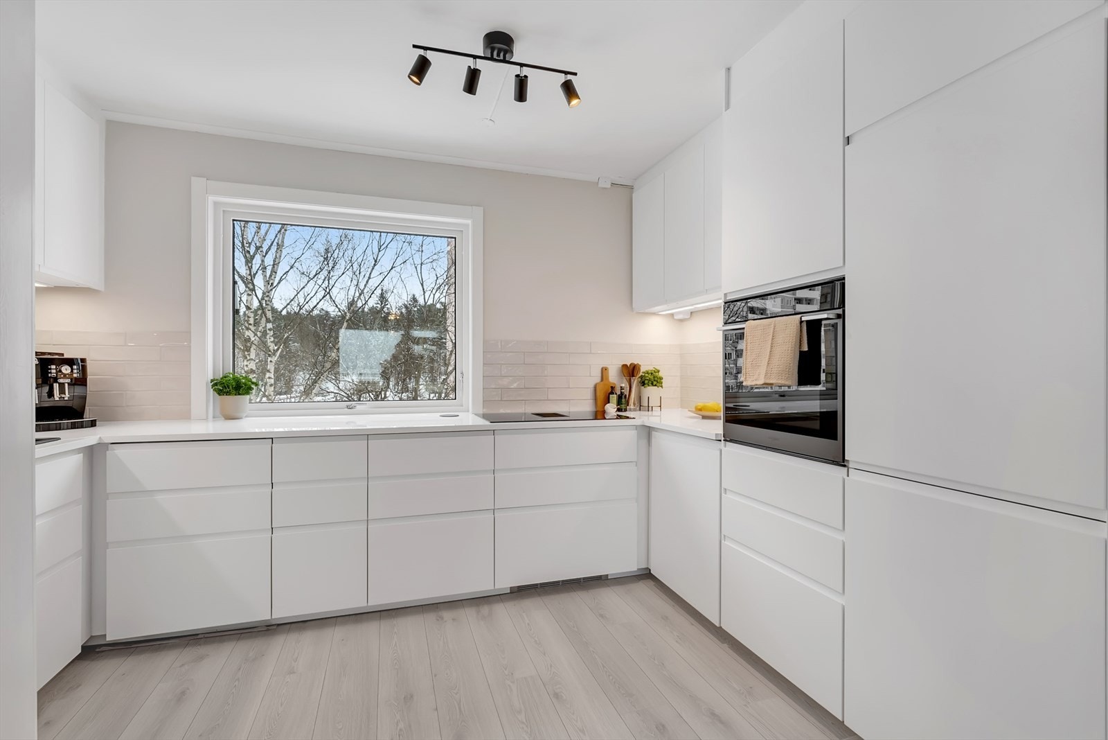 Innredningen har slette, fabrikklakkerte fronter og gir rikelig med skap- og benkeplass. Galleribilde