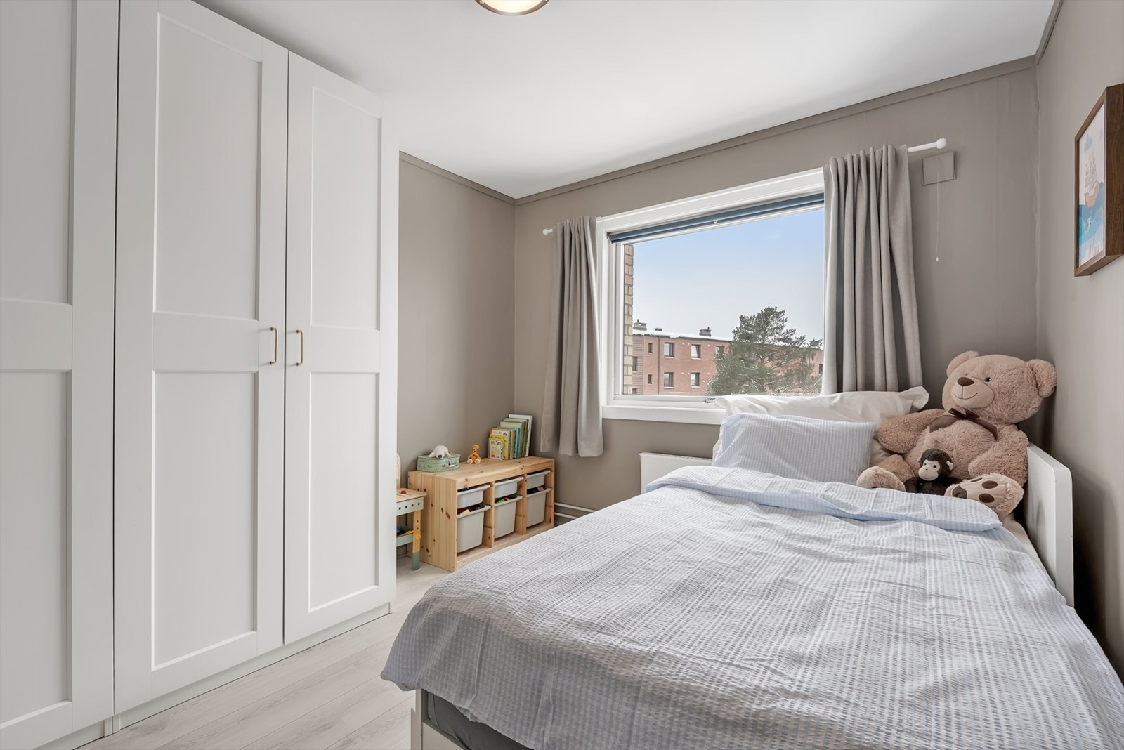 Rommet er utstyrt med 2 dobble garderobeskap samt et plassbygget skap. Galleribilde