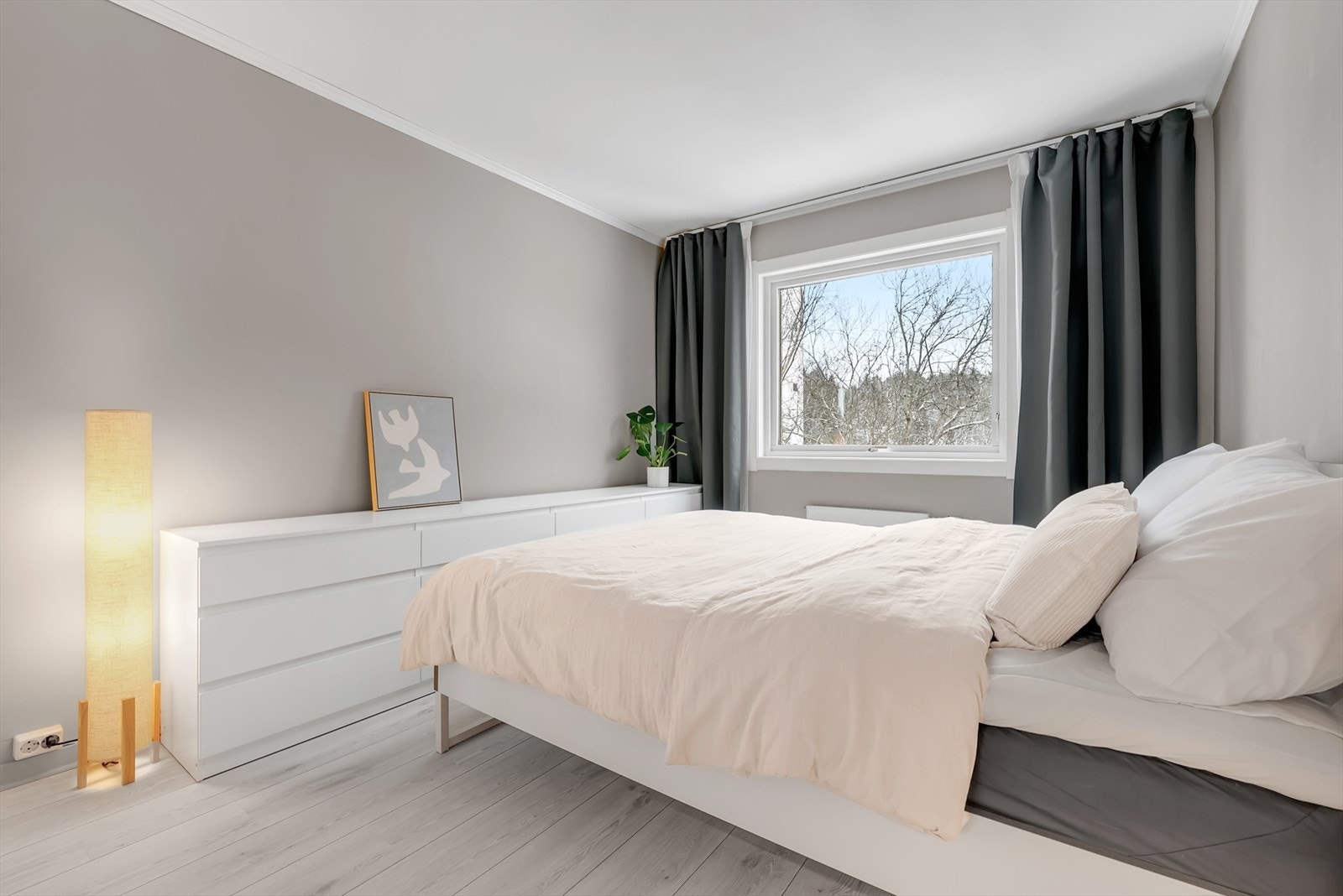 Soverommet har god størrelse med plass til både garderobeskap og kommoder. Galleribilde