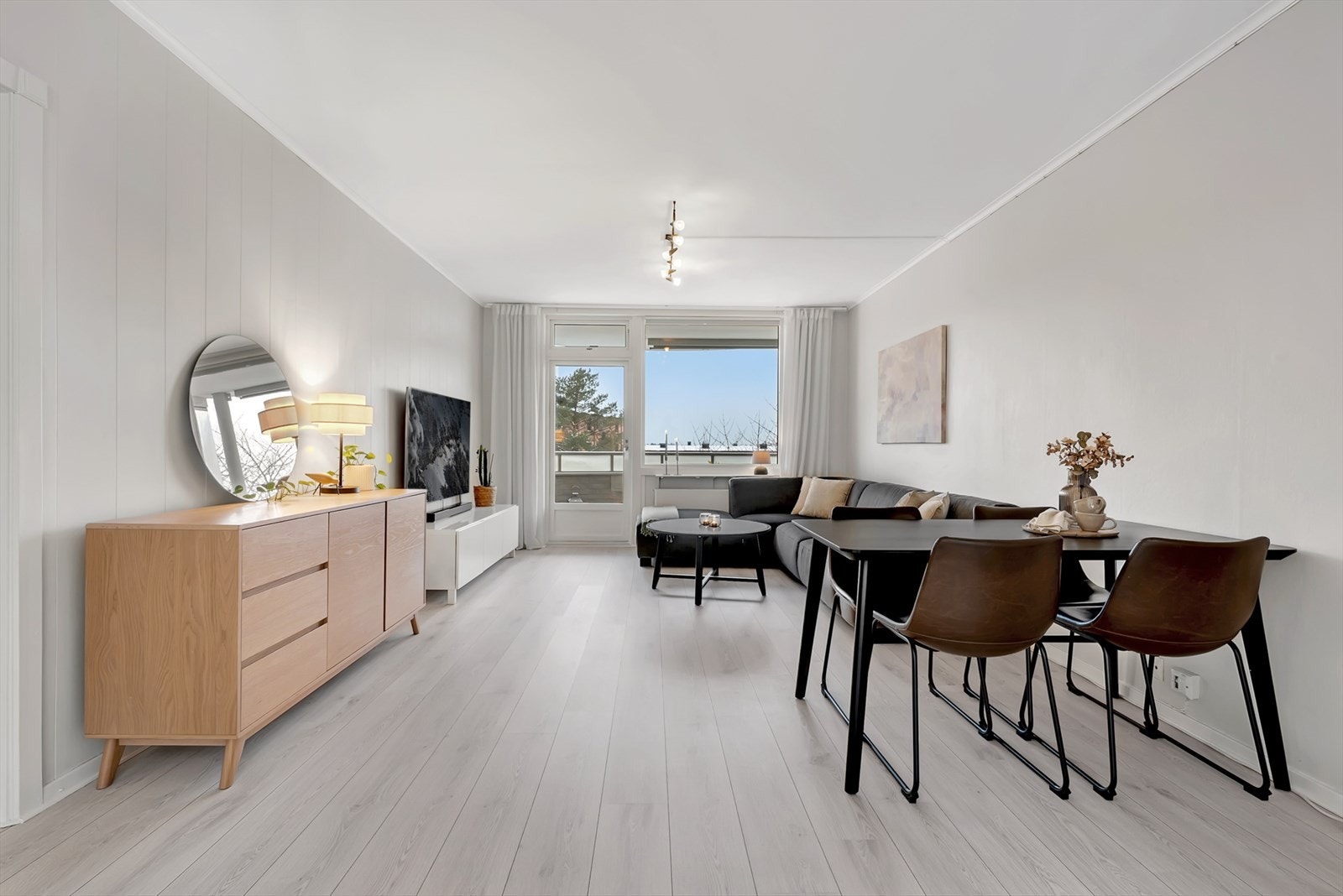 Stuen har god plass til både sofagruppe og spisebord, med overflater malt i 2020. Galleribilde