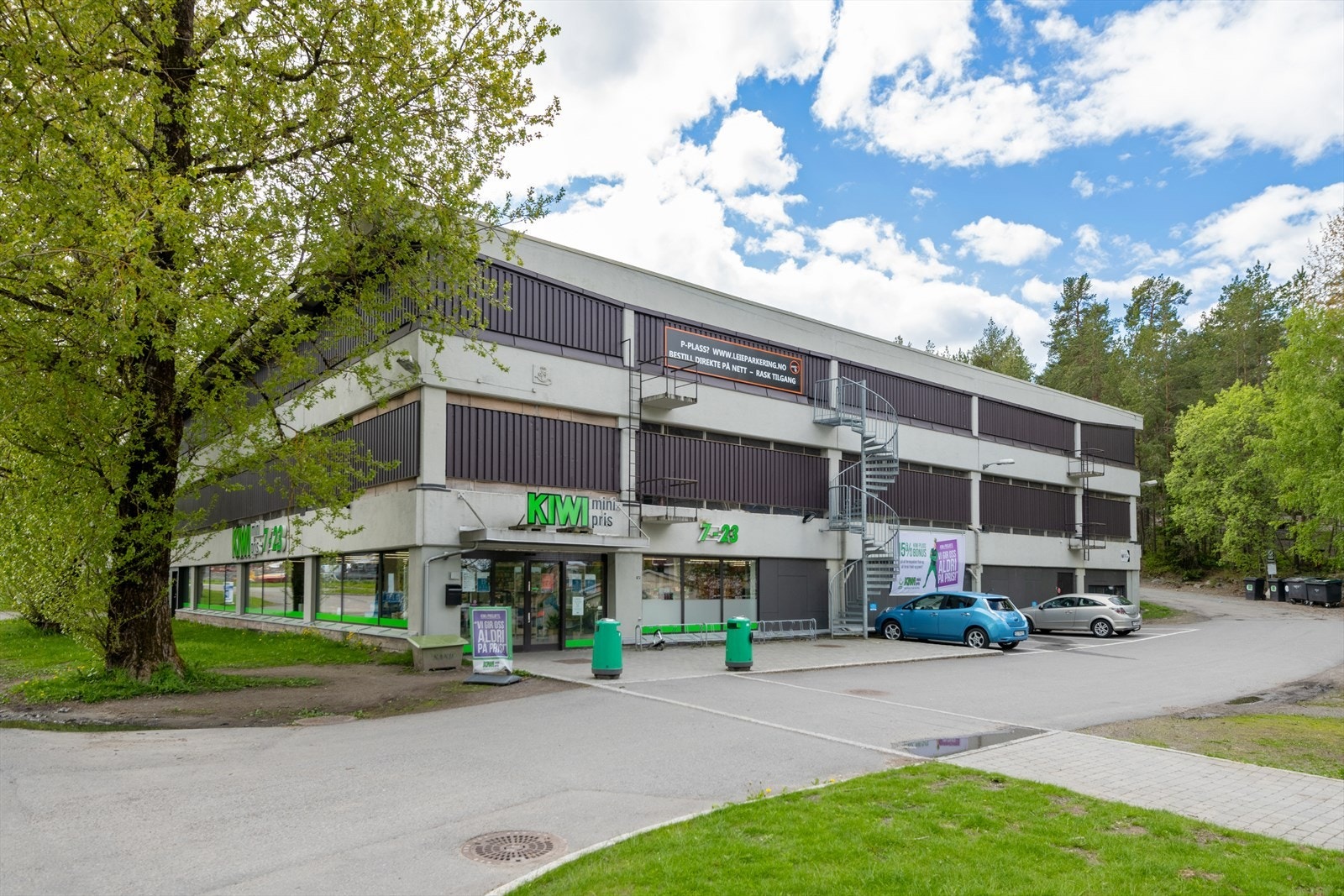 Flere dagligvarebutikker, som Kiwi Bølerlia, ligger innen gangavstand fra leiligheten. Galleribilde