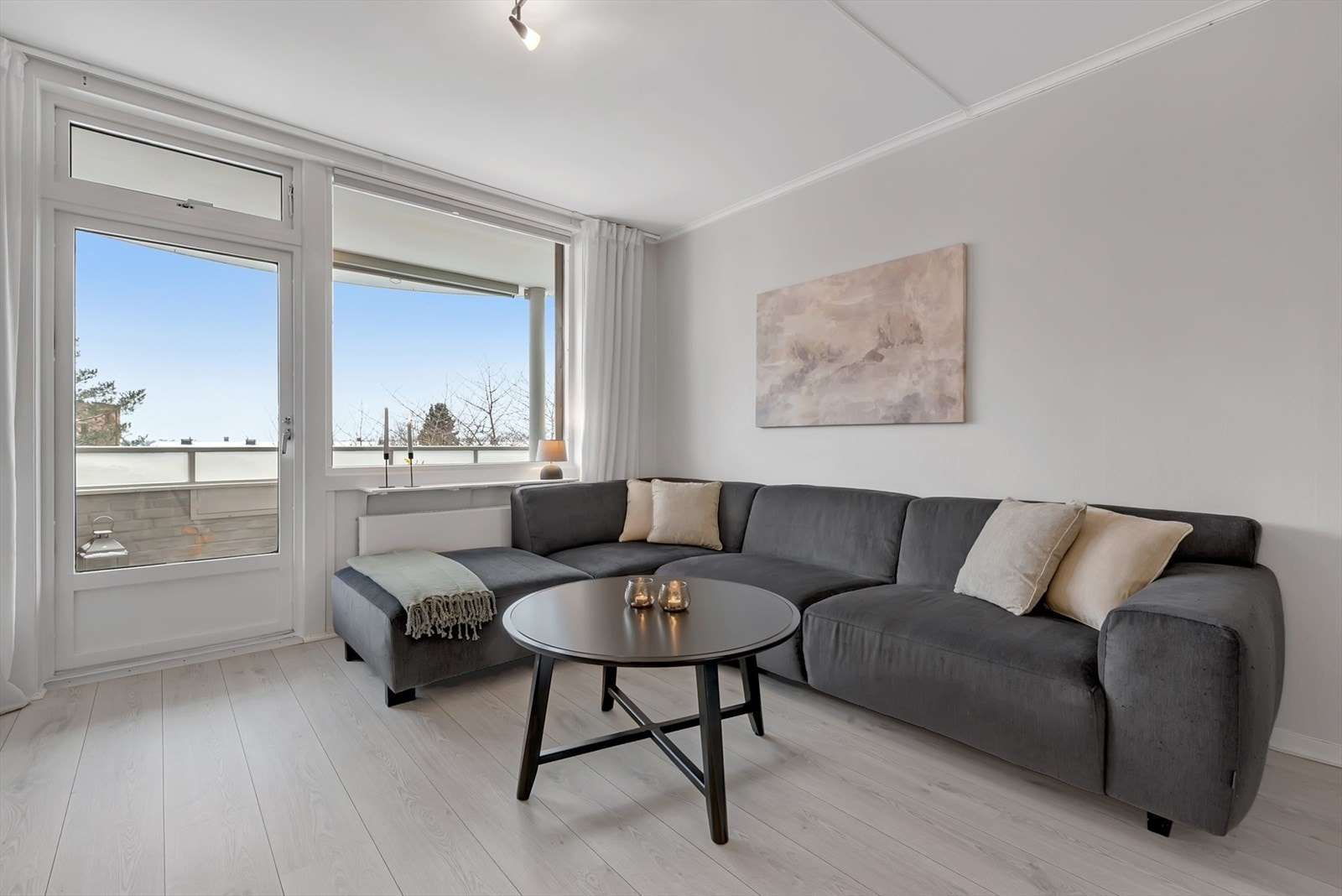 Fra stuen er det direkte utgang til en usjenert, vestvendt balkong. Galleribilde