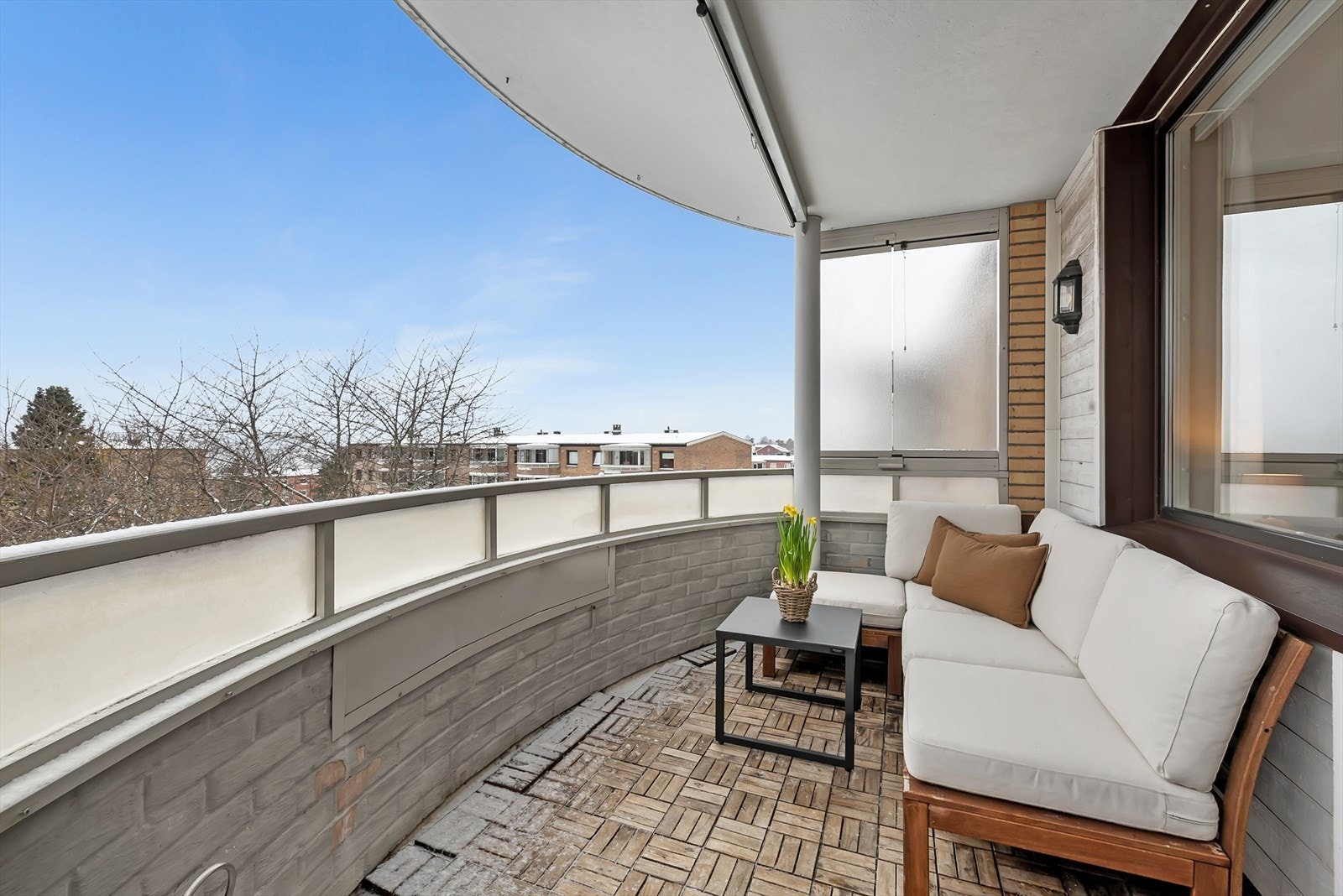 Balkongen er utstyrt med tremmegulv og en praktisk screen for solavskjerming. Galleribilde