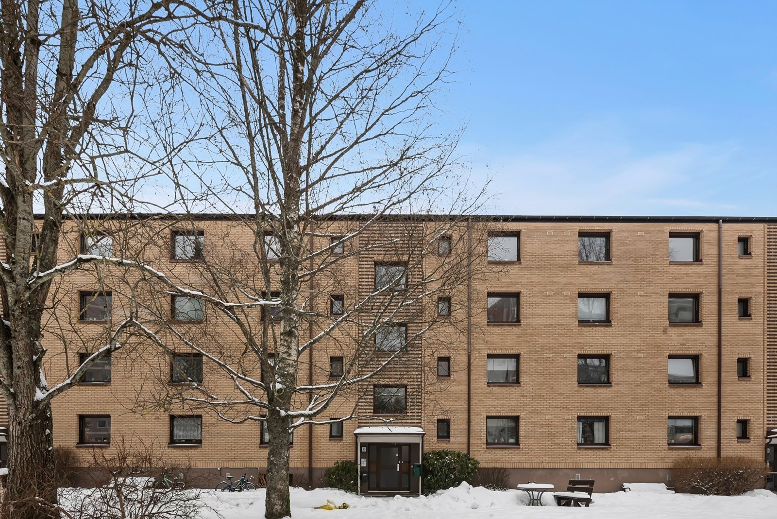 Leiligheten ligger i en velholdt lavblokk fra 1955 med fasader forblendet i teglstein. Galleribilde