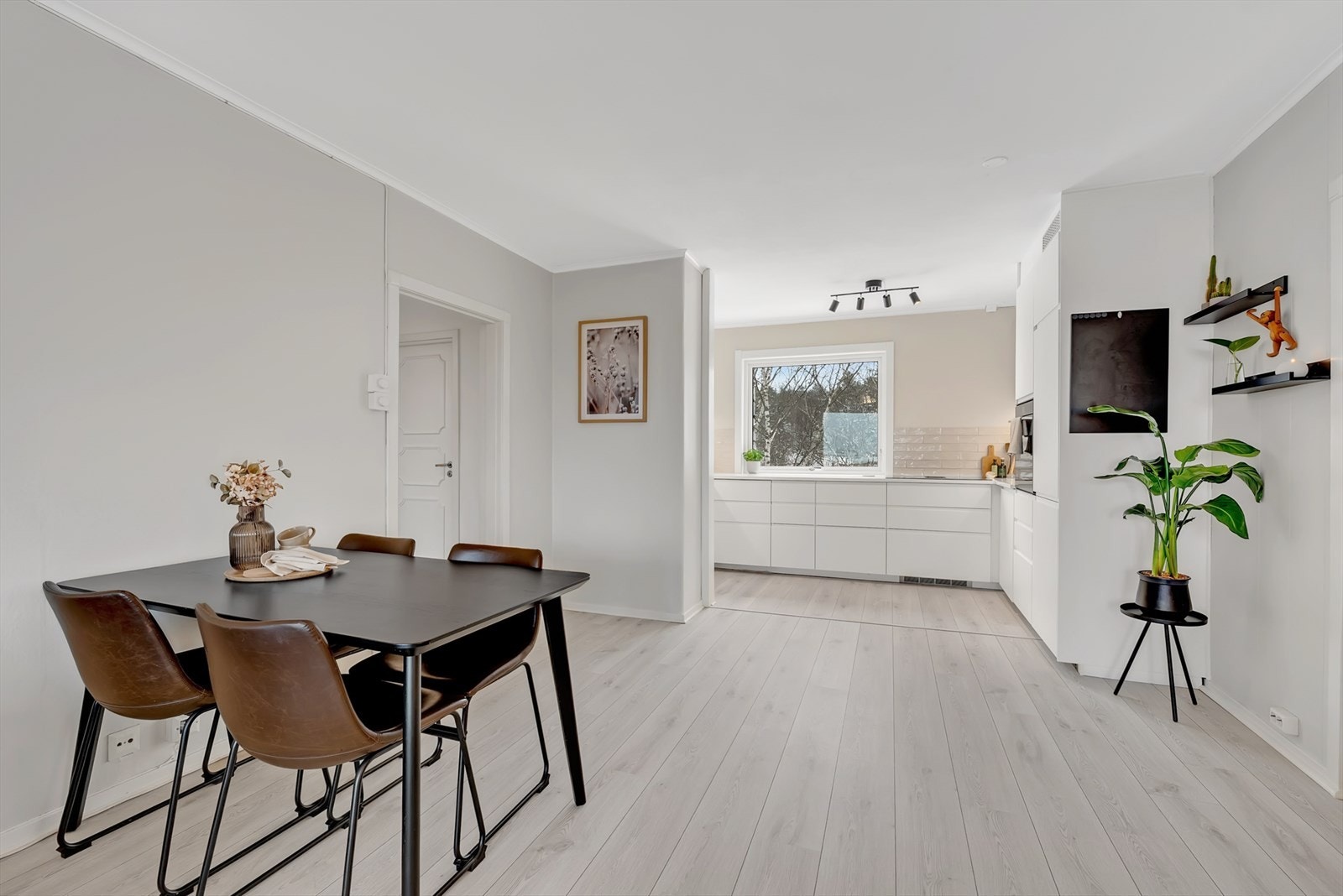 Den åpne løsningen binder stue og kjøkken sammen til et moderne allrom. Galleribilde