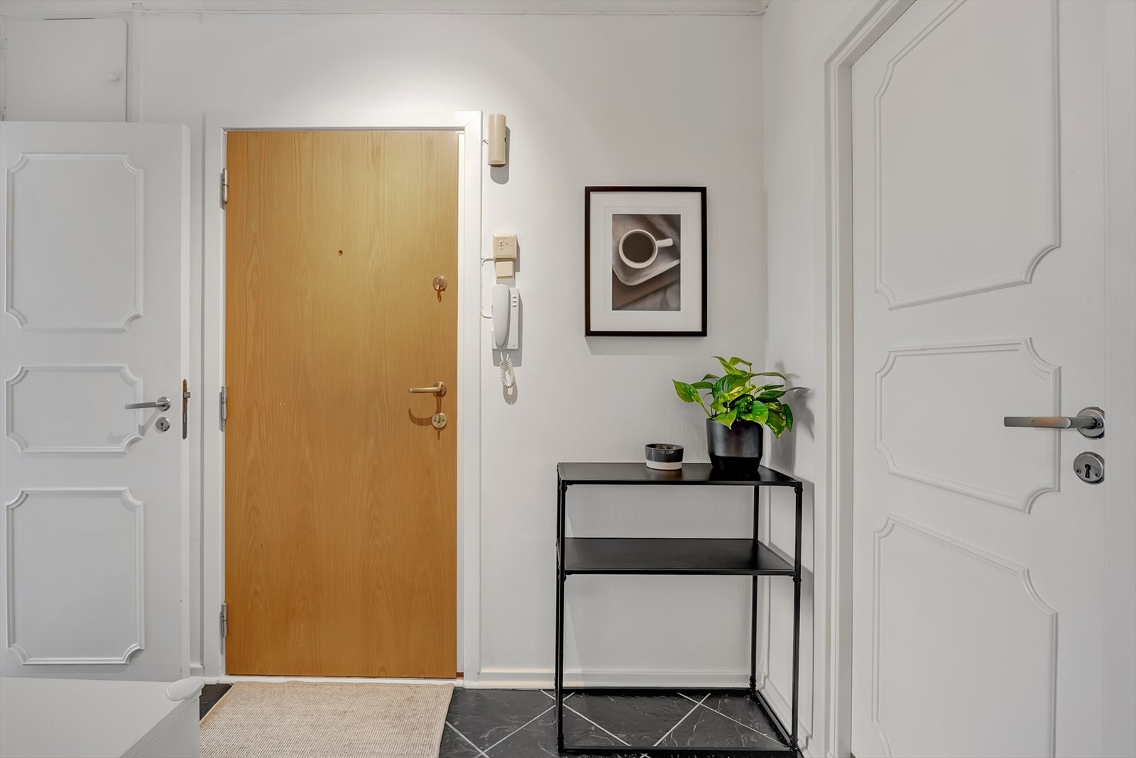 Entrédøren er brann- og lydklassifisert og det er montert dørcalling slik at man enkelt kan slippe inn gjester. Galleribilde