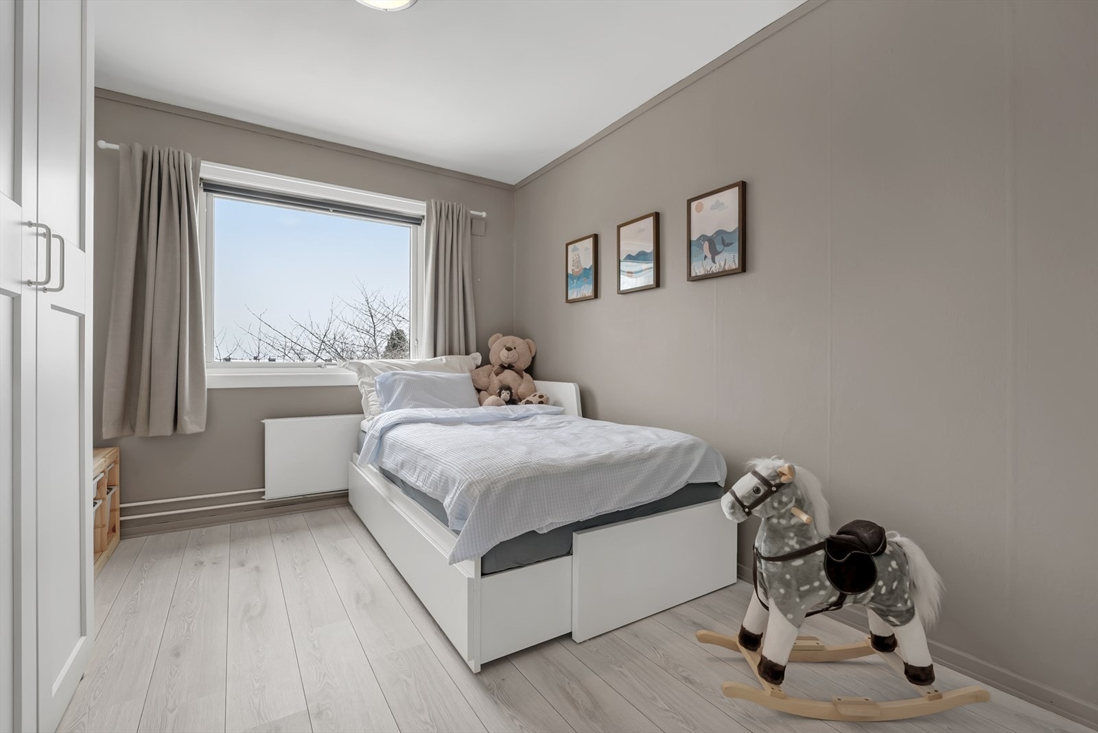 Leilighetens andre soverom passer utmerket som barnerom, gjesterom eller kontor. Galleribilde