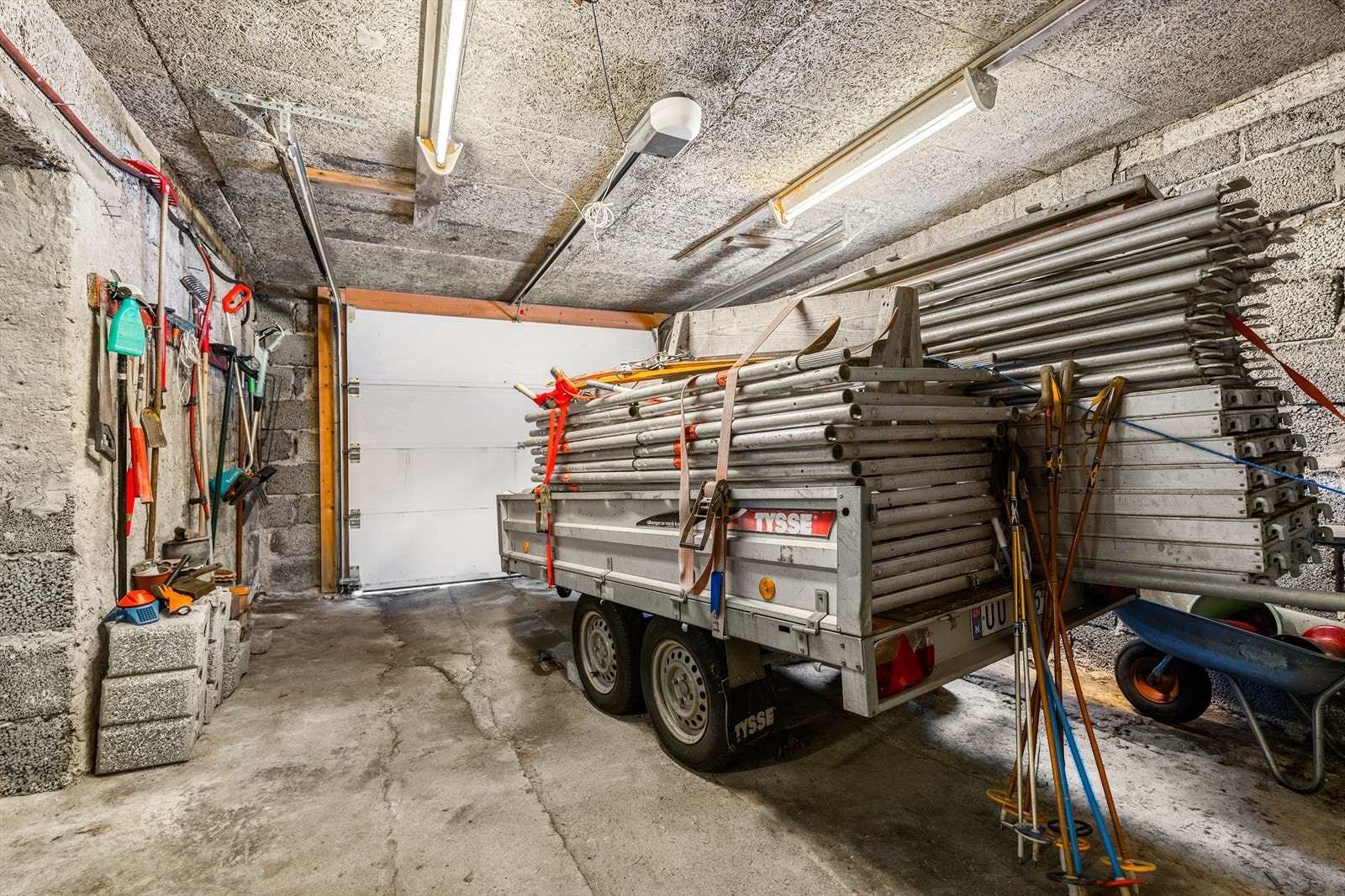 Garasje under boligen Galleribilde