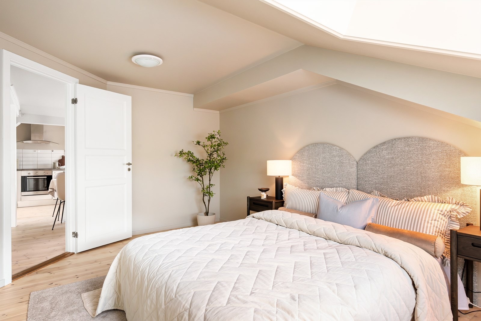 Pent soverom med god plass til dobbeltseng. Galleribilde