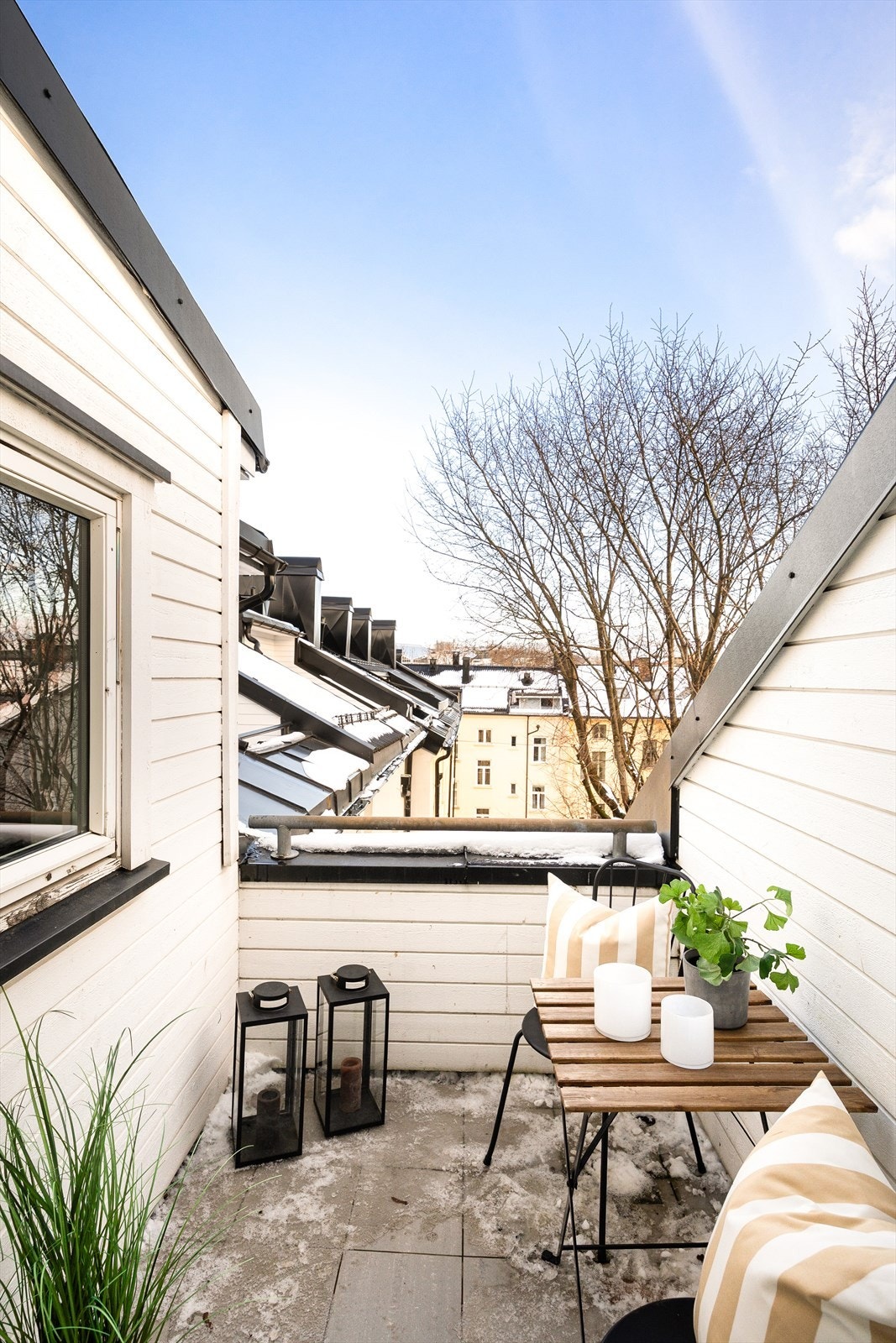 Terrassen på 6 kvm vender mot sørøst og byr på svært gode solforhold, med plass til både grill og utemøbler. Galleribilde