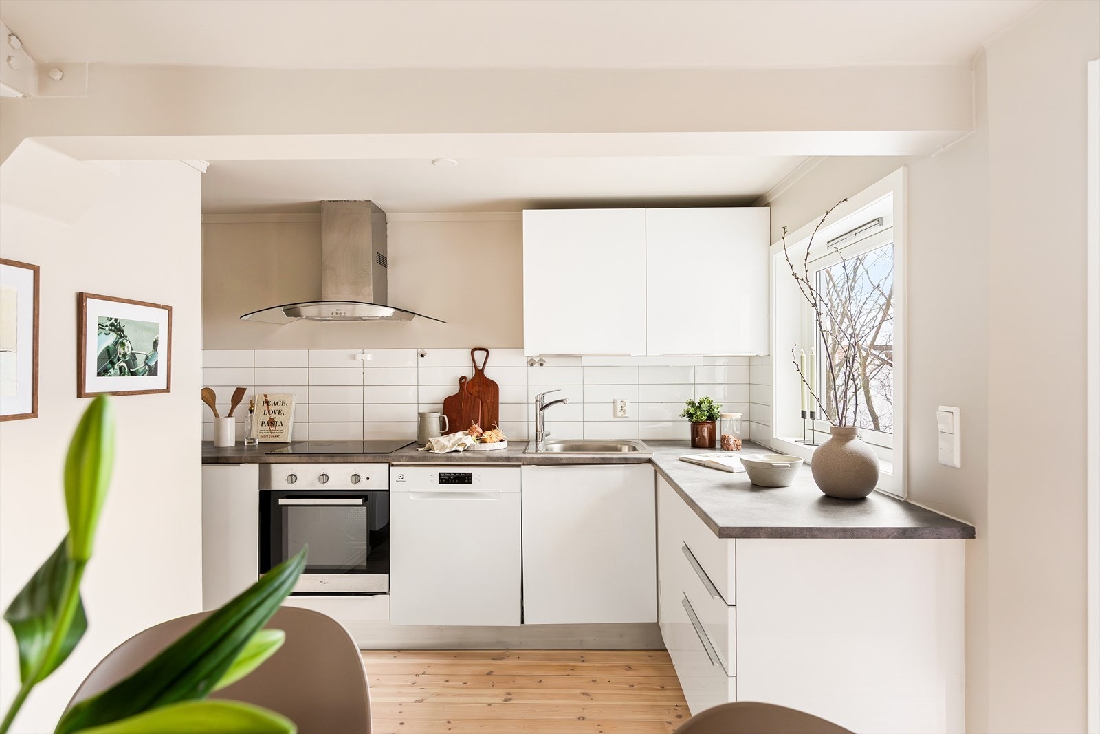 Kjøkkeninnredningen er fra Spagnol og har glatte, laminerte fronter. Benkeplaten er laminert og har nedfelt oppvaskkum med ettgreps blandebatteri fra Hansgrohe. Galleribilde