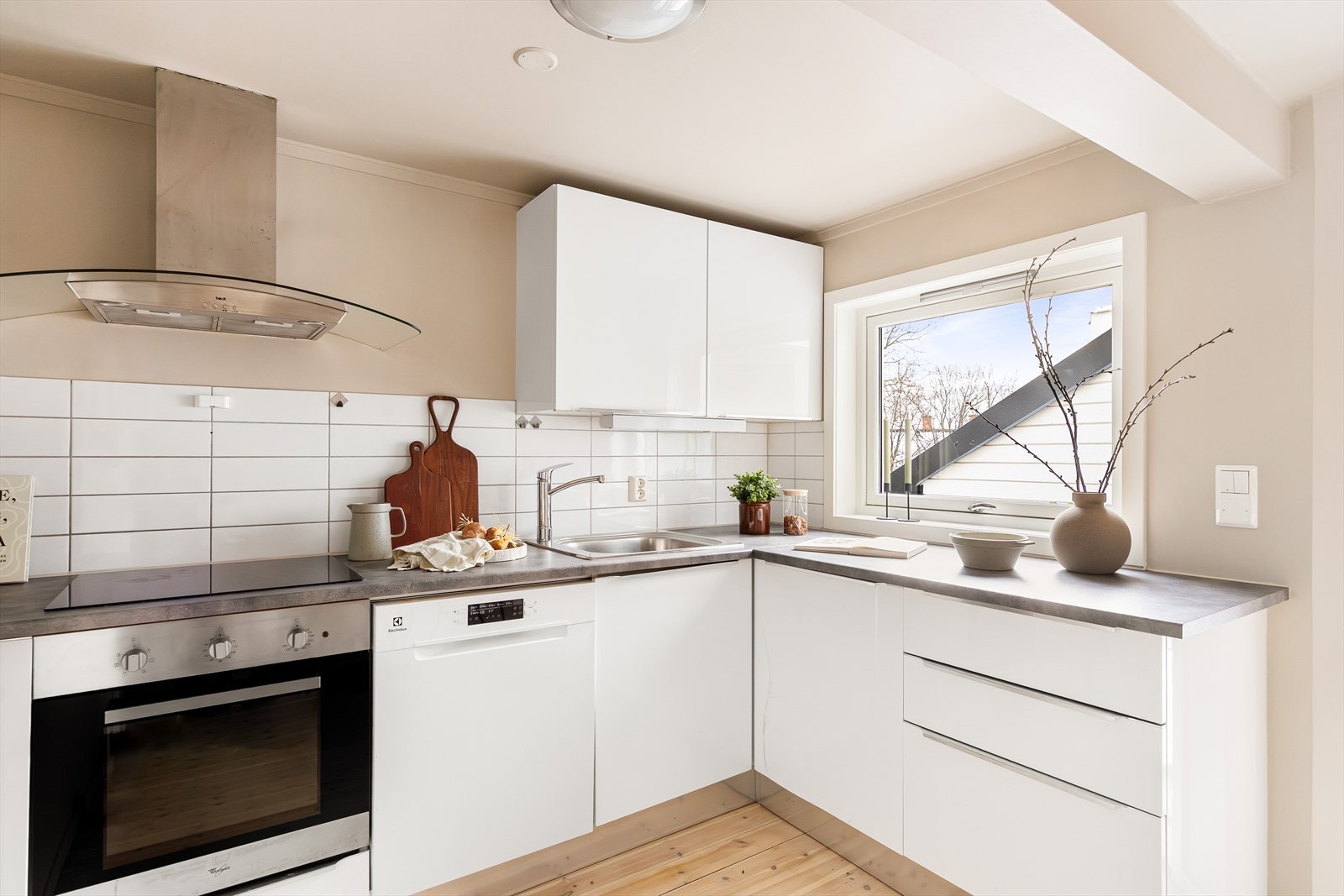 Innredningen har benkebereder, mekanisk avtrekksvifte over stekesonen og opplegg for oppvaskmaskin. Kjøleskap, platetopp og stekeovn er integrert. Galleribilde