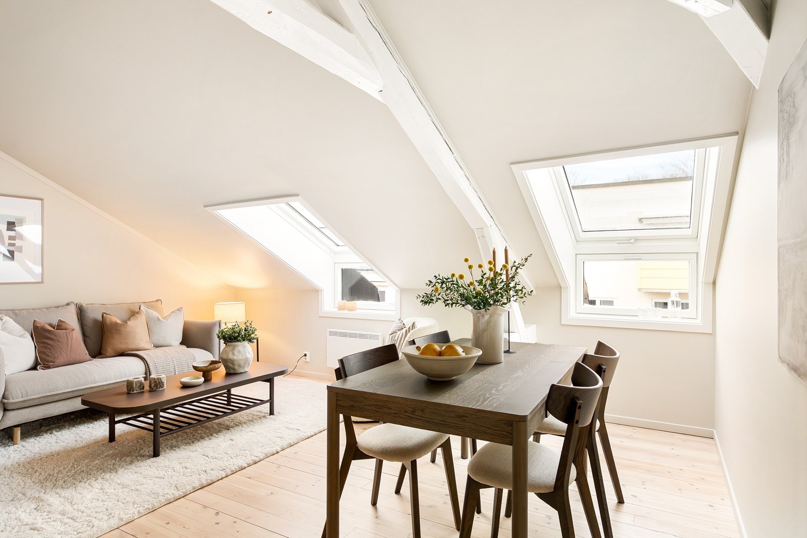 Leiligheten har rikelig med naturlig lys fra flere store vindusflater, noe som gir en lys og luftig romfølelse. Galleribilde