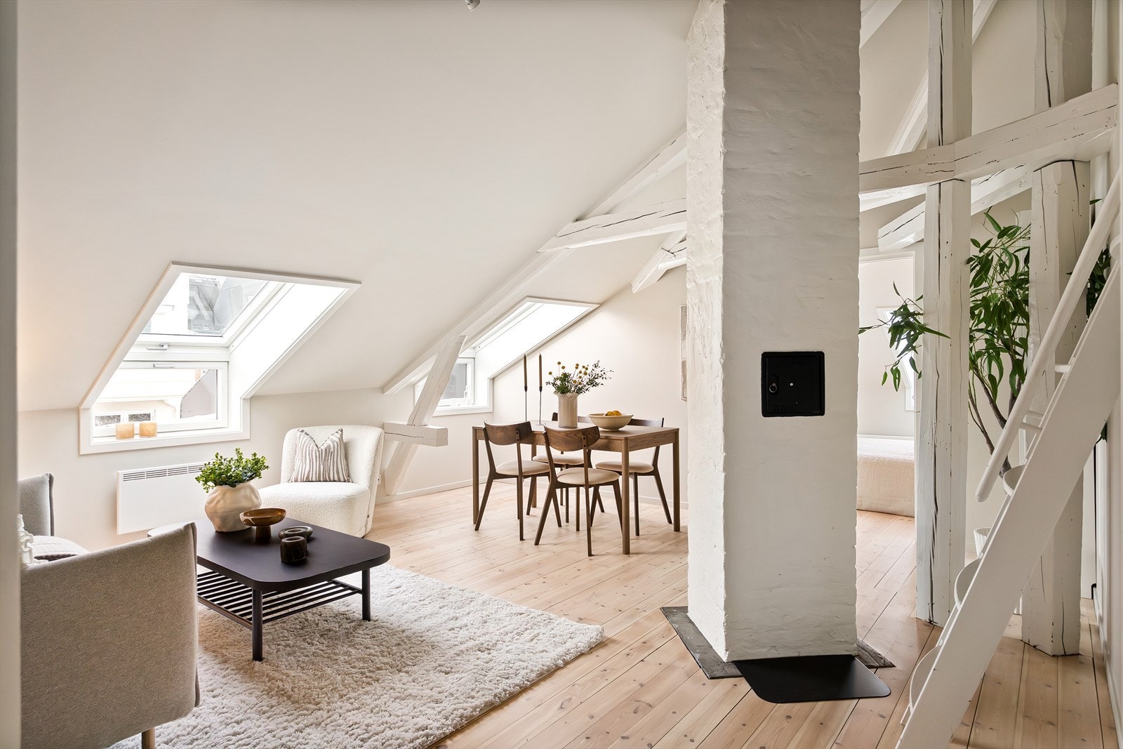 En lys og arealeffektiv loftsleilighet med svært attraktiv beliggenhet og en herlig takterrasse. Galleribilde