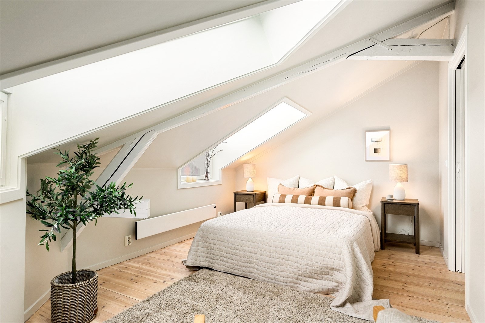 Romslig soverom med flere vindusflater som slipper inn rikelig med lys. Størrelsen gir god plass til seng og øvrig møblement. Galleribilde