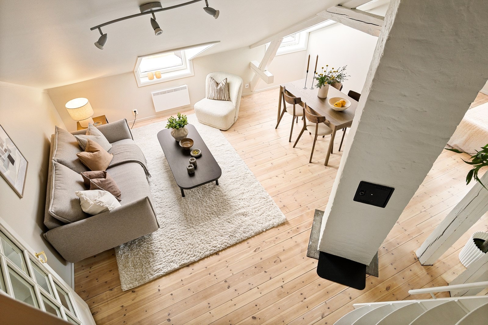 Et nydelig oppholdsrom med nyslipte tregulv. Galleribilde