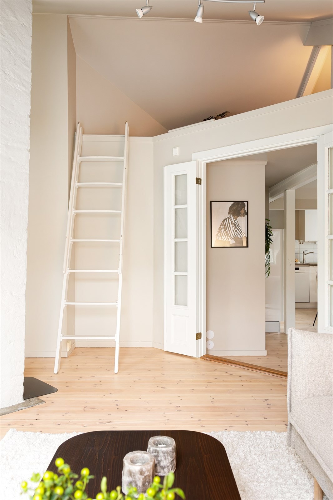 Fra stuen fører en stige opp til en stor hems- en praktisk og smart løsning som byr på rikelig med lagringsplass. Galleribilde