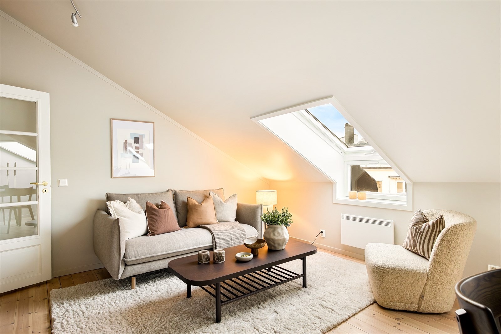 Herlig og innbydende stue malt i delikate, duse farger som skaper en lun og behagelig atmosfære. Her er det god plass til en romslig sofagruppe med tilhørende møblement. Galleribilde